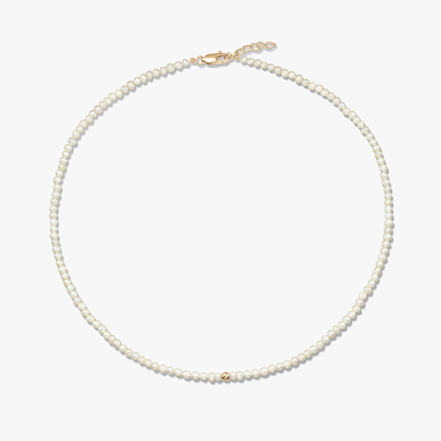 Image produit au format carré d’un collier délicat de perles naturelles, orné d’une petite bille en or jaune 14K, avec un fermoir mousqueton en or jaune et une courte chaînette d’extension, sur fond blanc.