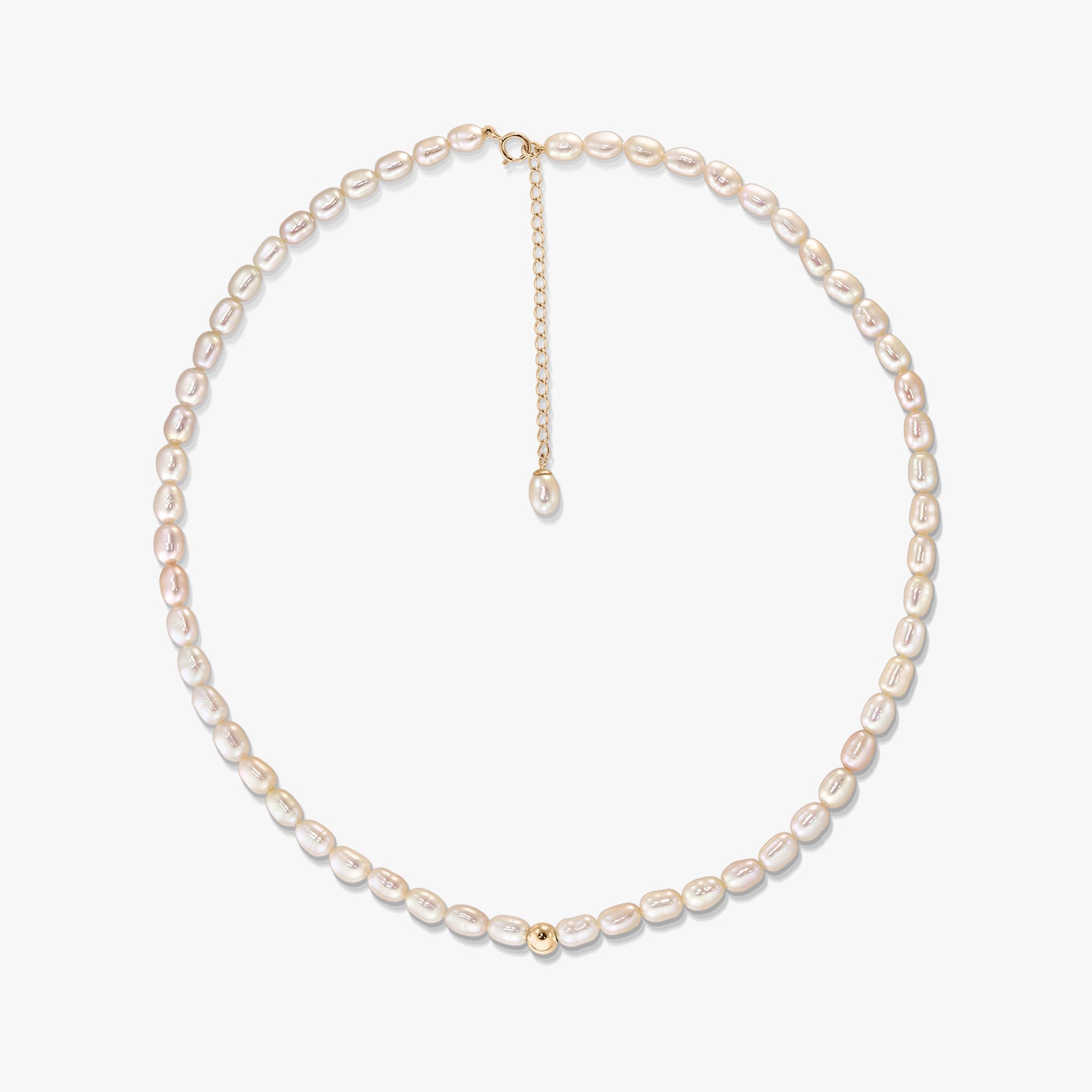 Collier Blair en or avec des perles ovales naturelles disposées en cercle sur fond blanc, doté d’un fermoir en or 14K, d’une chaînette de rallonge et d’une petite perle d’accent en or.