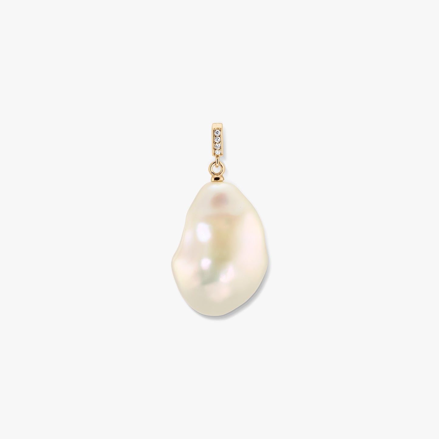 Pendentif à bélière plaqué or avec perle baroque blanche naturelle sur fond blanc.