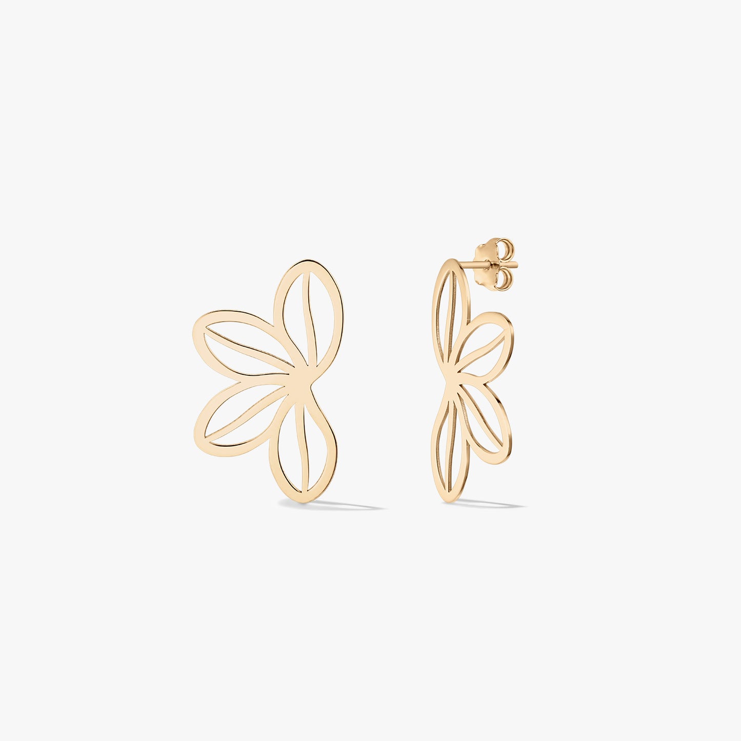 Paire de puces d’oreilles ajourées en or jaune 14K, motif fleur sauvage, sur fond blanc, vues de face et de profil pour mettre en évidence les fermoirs poussette.