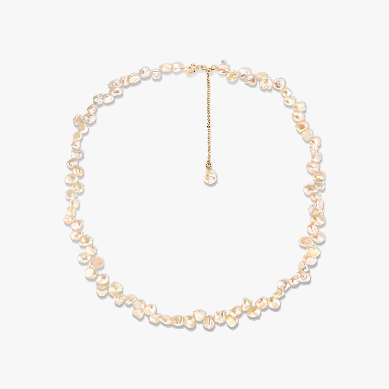 Collier en argent plaqué or orné de perles keshi d’eau douce roses, de forme irrégulière, avec rallonge de chaîne ajustable, photographié sur fond blanc.