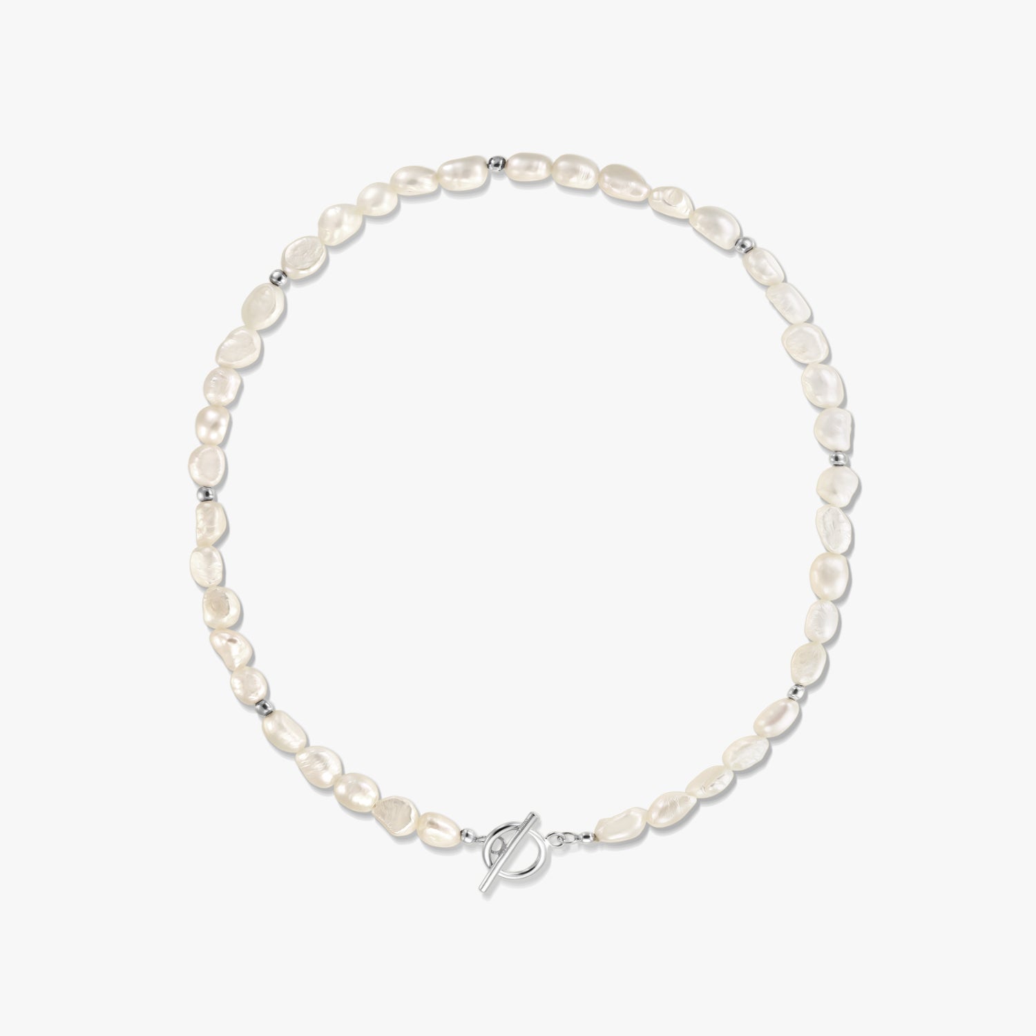 Collier Silver Grace orné de perles d'eau douce naturelles et de perles intercalaires en argent sterling, terminé par un fermoir toggle en argent, sur fond blanc.