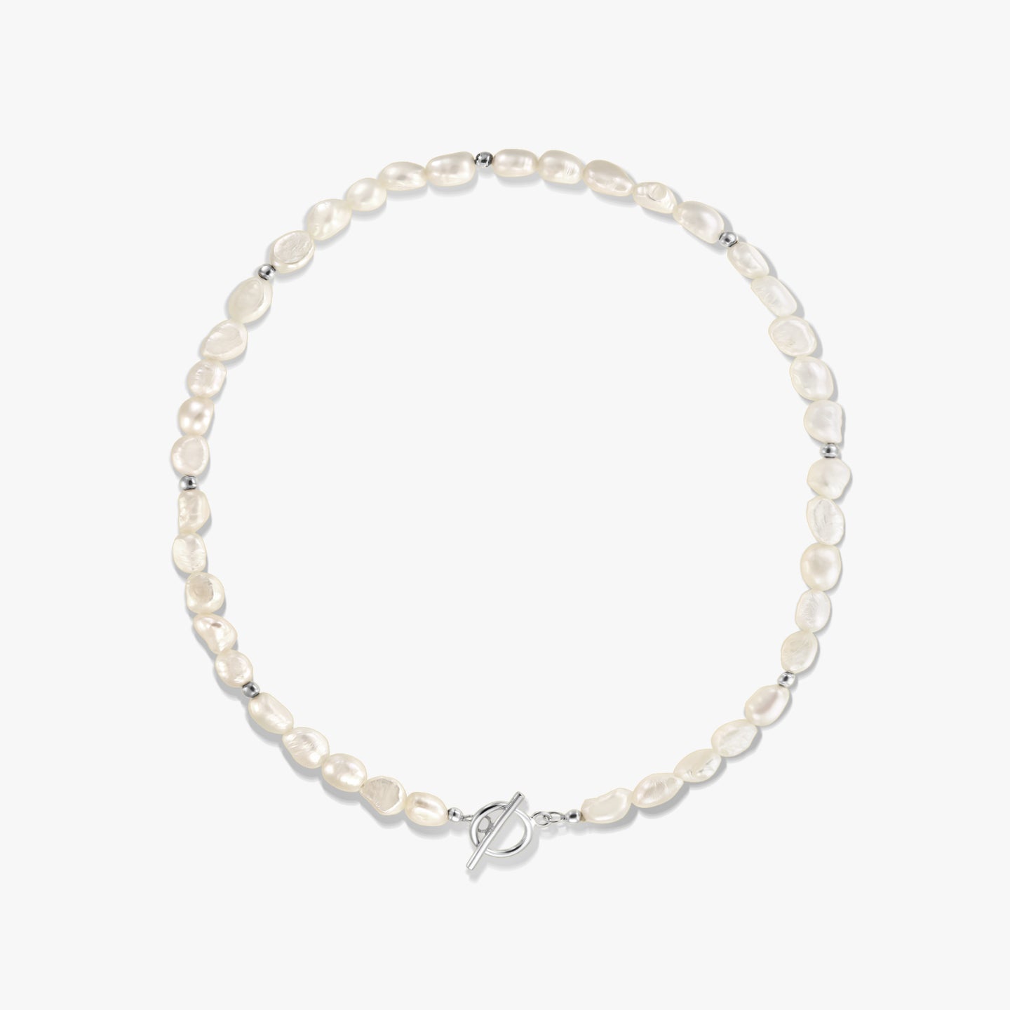 Photo de studio carrée d’un élégant collier en argent sterling orné d’une perle d’eau douce naturelle, avec de petites perles intercalaires en argent et un fermoir toggle, sur fond blanc.