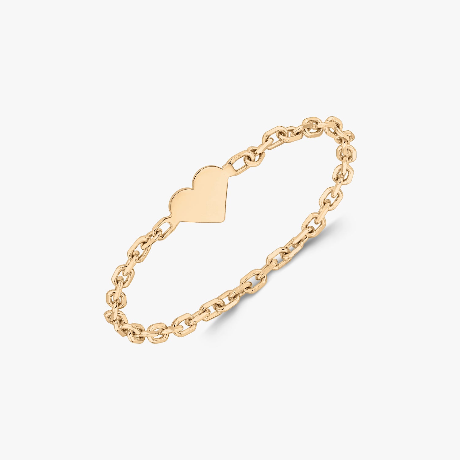 Bague chaîne en or avec un centre en forme de cœur sur fond blanc.