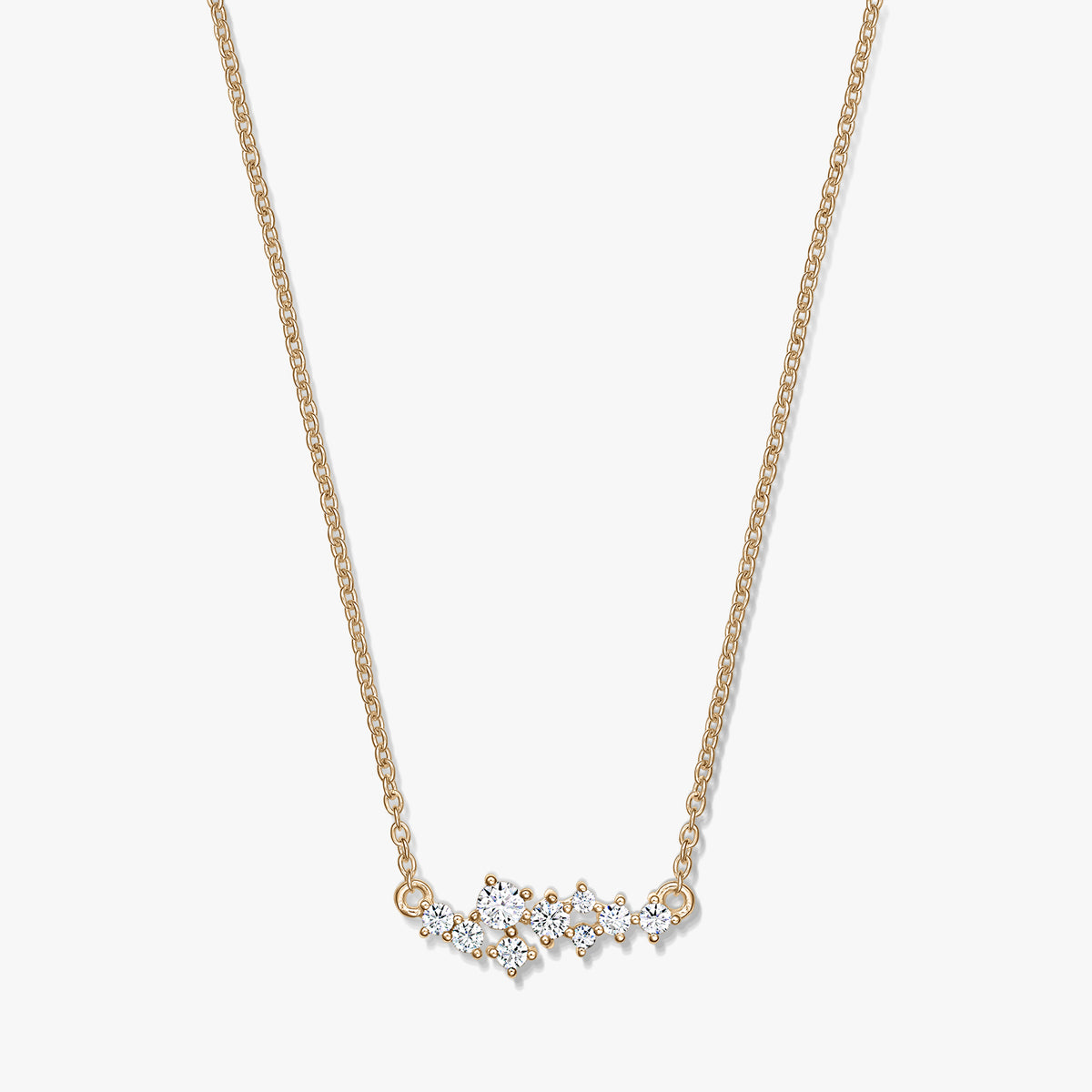 Collier en argent Golden Constellation avec une chaîne délicate et un amas étoilé de pierres claires, photographié sur fond blanc.