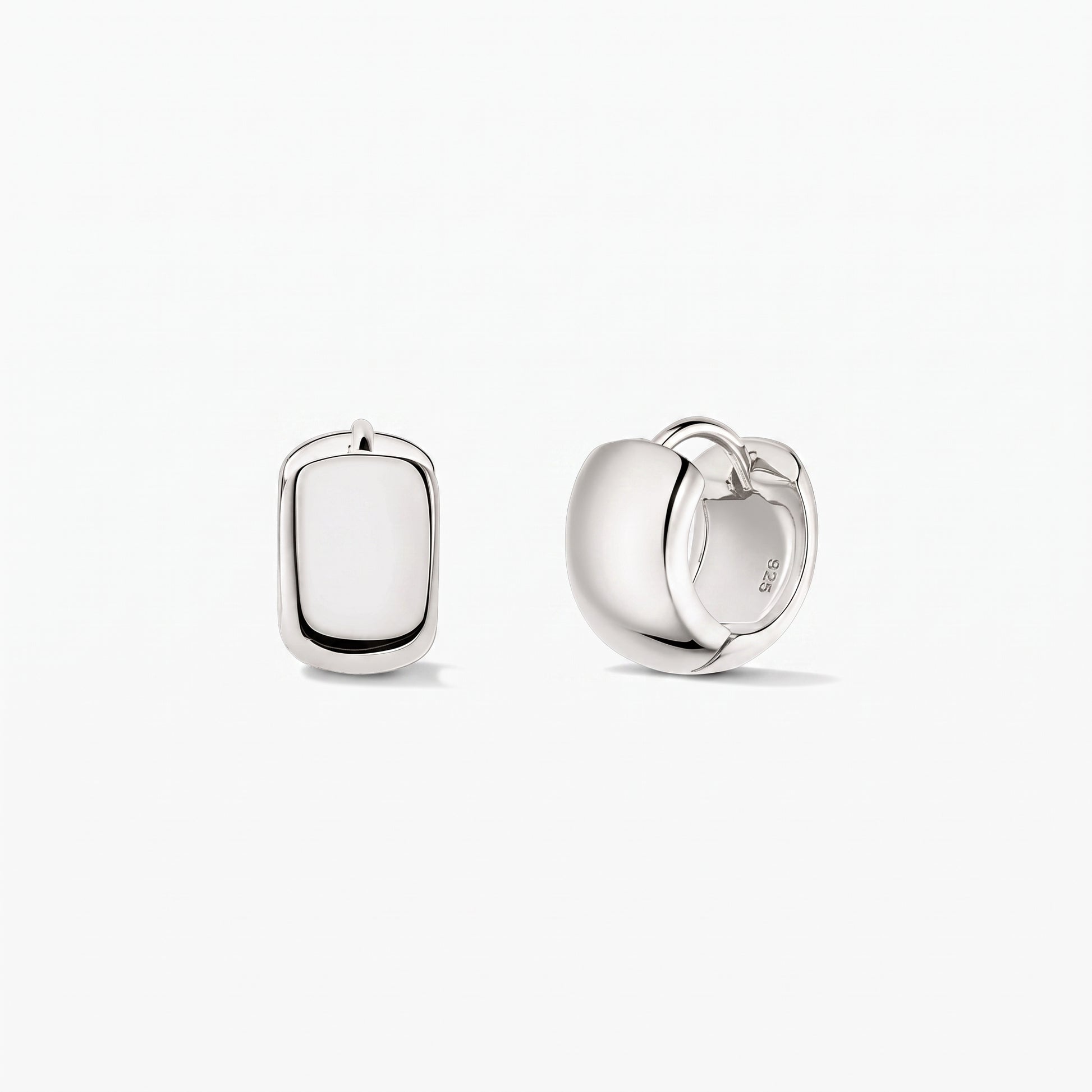 Créoles Bold Mini en argent sterling 925 d’Indira, présentées sur fond blanc, l’une de face et l’autre de profil, mettant en valeur le fermoir à charnière.