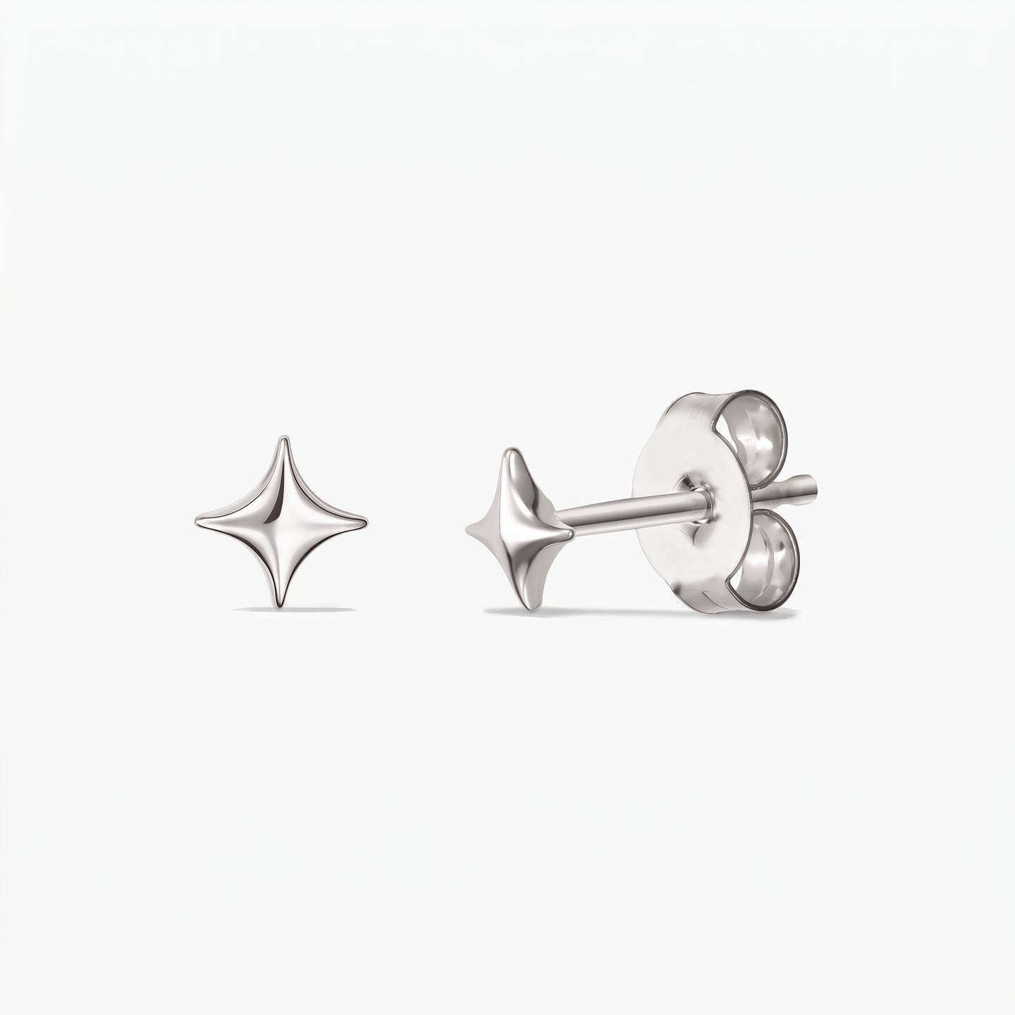 Boucles d’oreilles Cosmic Star en argent — une paire de clous d’oreilles en forme d’étoile en argent sterling 925, présentées de face et de profil avec des fermoirs papillon sur fond blanc.
