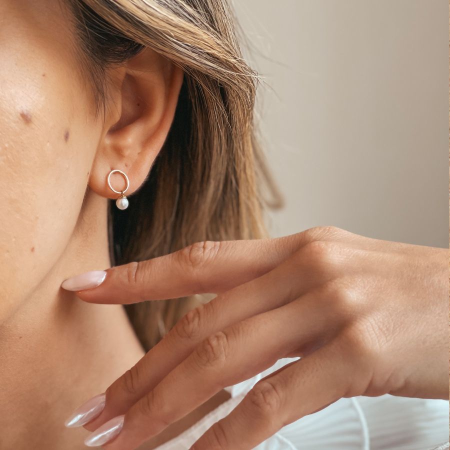 Boucles d'oreilles en or Mini Studs - Perles naturelles - Indira