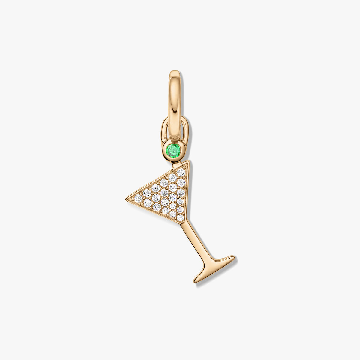 Pendentif en forme de verre à martini en argent sterling 925 ton or avec zirconia clair pavé et une petite pierre verte, isolé sur fond blanc.