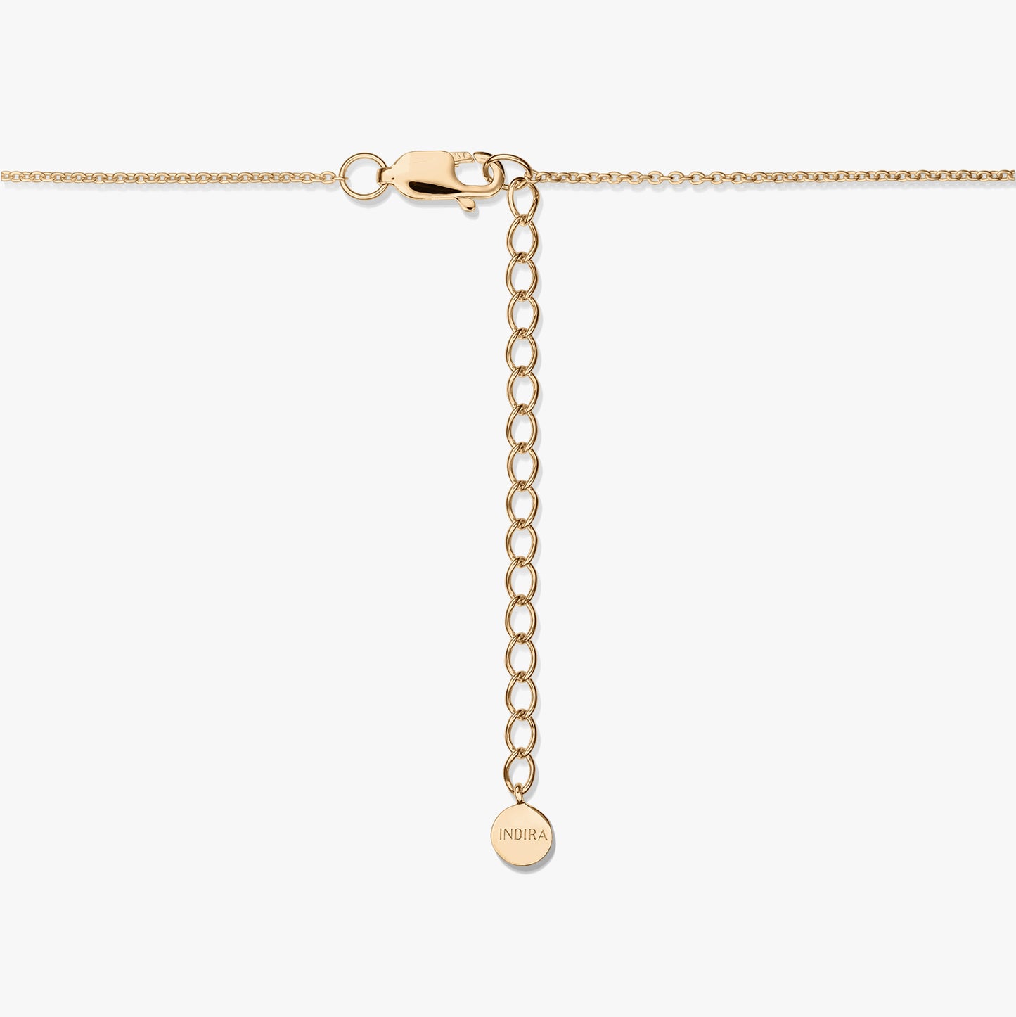 Fermoir de collier en argent sterling plaqué or avec chaîne d’extension et petite étiquette INDIRA sur fond blanc.