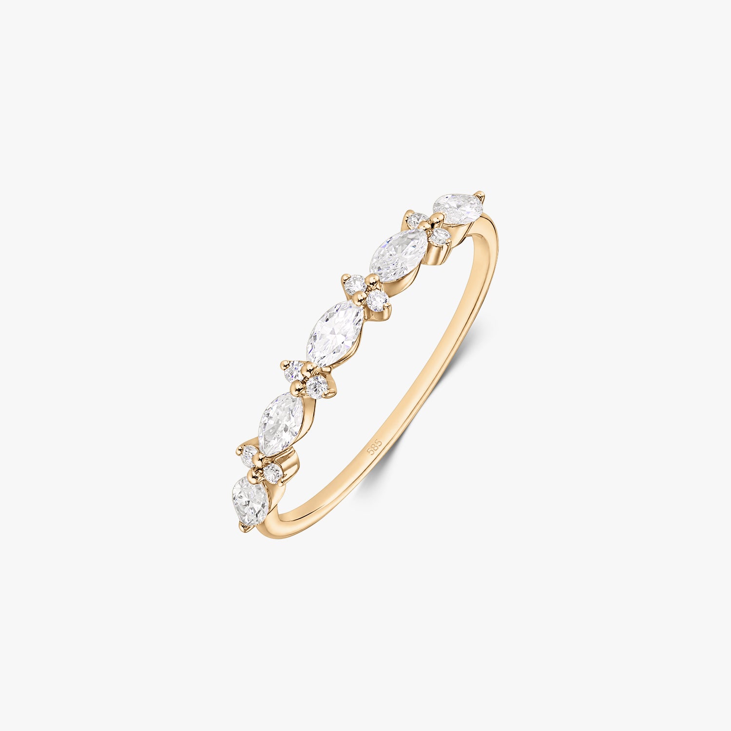 Bague Aurora en or jaune 14K ornée en alternance de diamants naturels taille marquise et ronds sur une monture fine, isolée sur fond blanc.