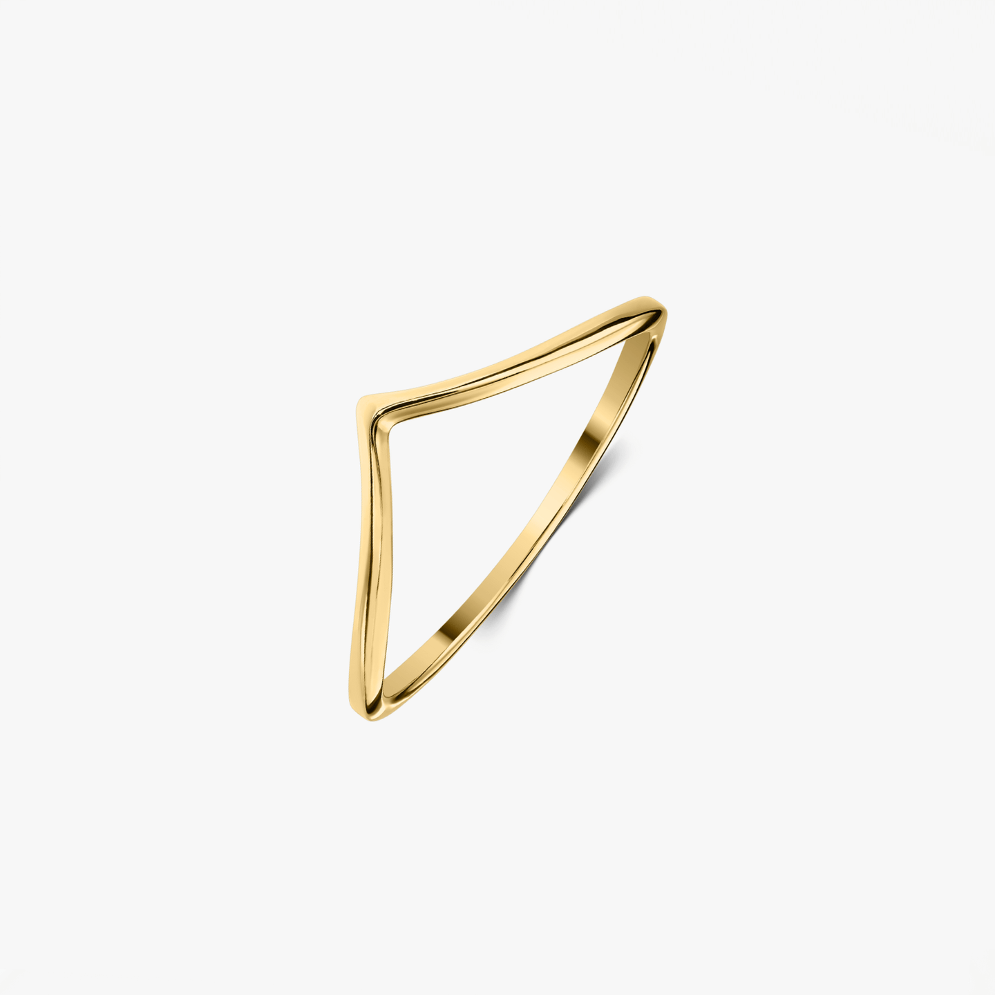 Une bague en argent plaqué or, minimaliste et inclinée, sur un fond blanc uni.