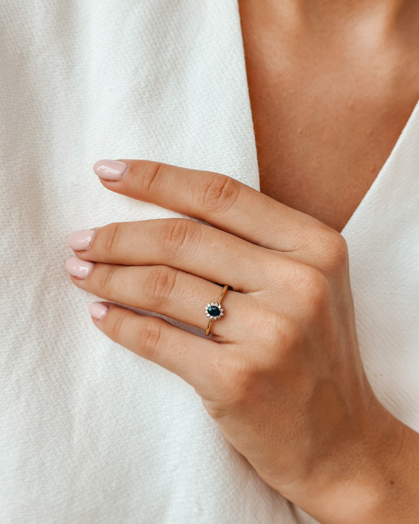 Inel din aur galben Genn - Safir și Diamante - Indira