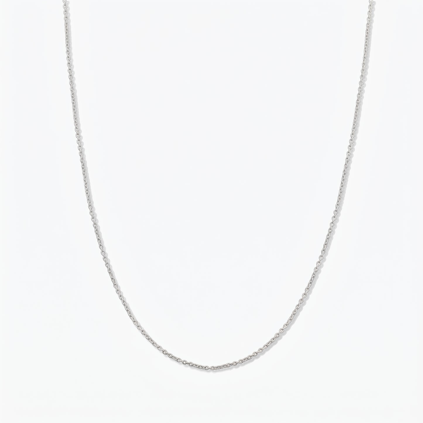 Collier chaîne simple en argent sterling photographié sur fond blanc.
