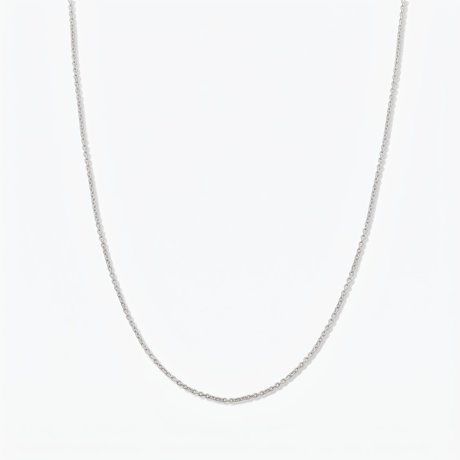 Collier chaîne simple en argent sterling photographié sur fond blanc.