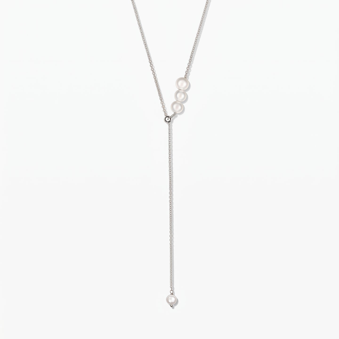 Élégant collier lariat en argent sterling réglable orné de perles de culture blanches, centré sur fond blanc.