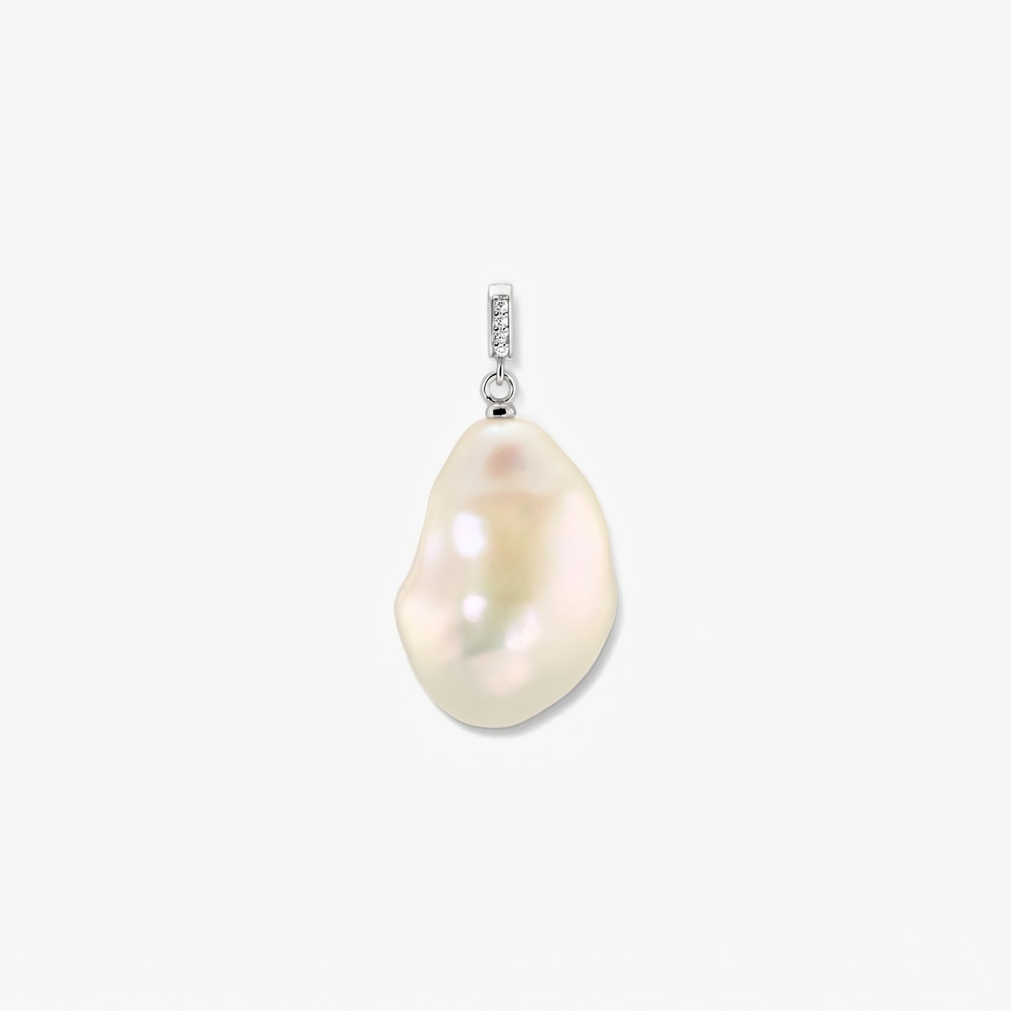 Pendentif à perle baroque en métal rhodié, bélière ornée de zirconias, sur fond blanc épuré, centré.