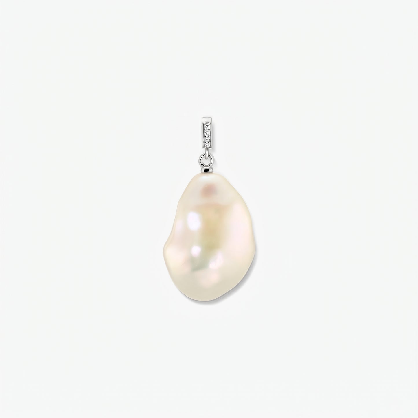 Pendentif à perle baroque en métal rhodié, bélière ornée de zirconias, sur fond blanc épuré, centré.