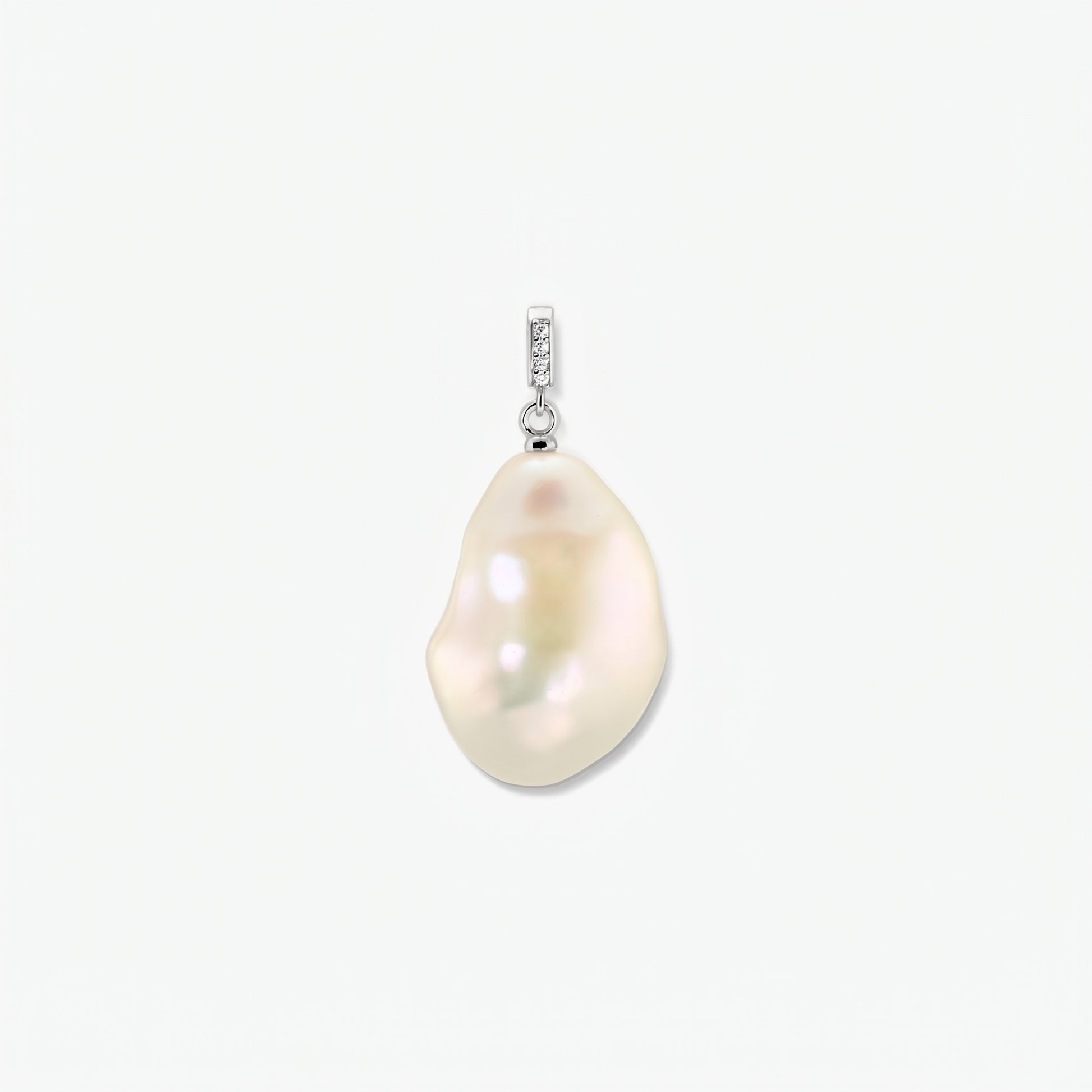 Pendentif à perle baroque en métal rhodié, bélière ornée de zirconias, sur fond blanc épuré, centré.