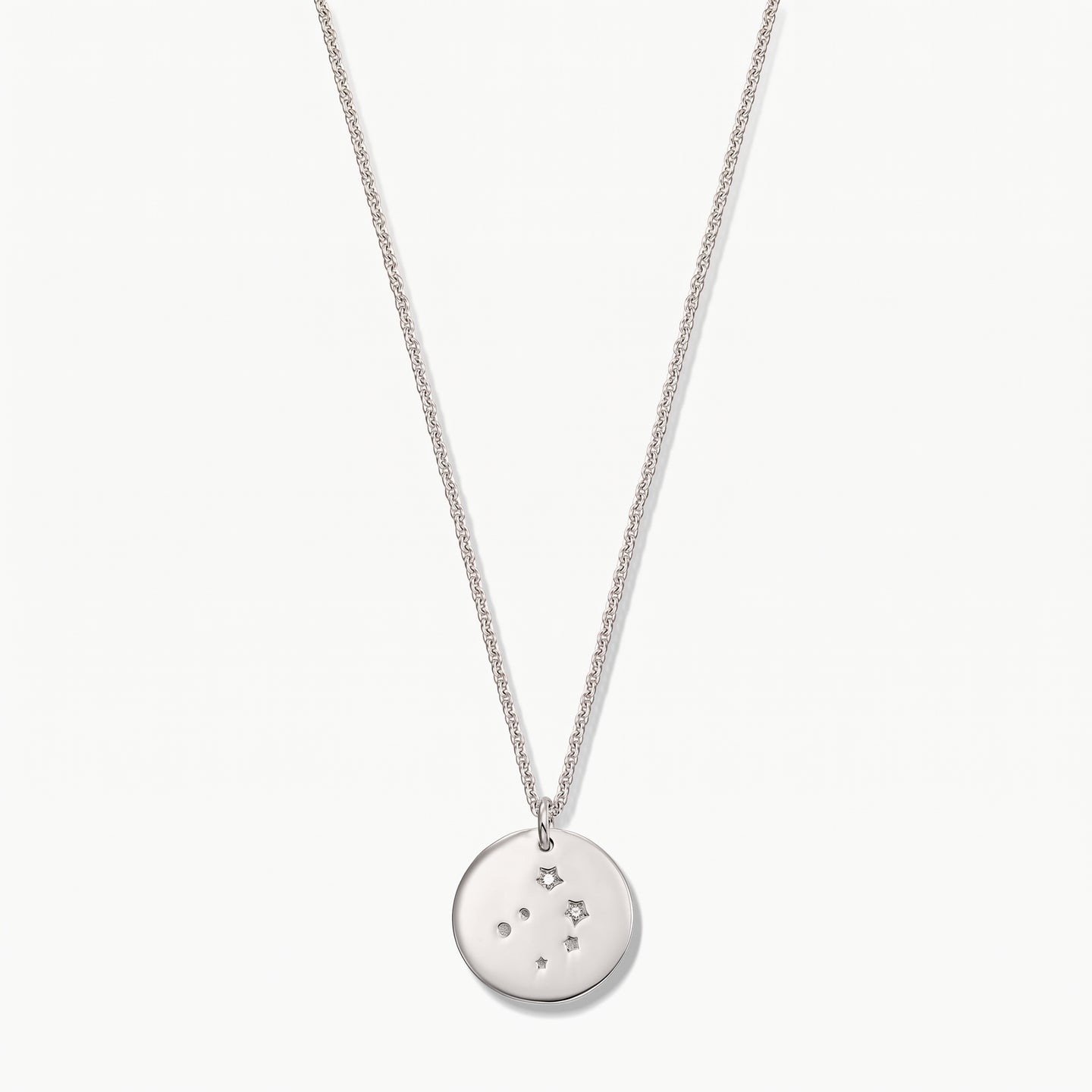 Collier médaillon du zodiaque Balance en argent sterling, rehaussé de saphirs blancs sur une chaîne délicate, photographié sur fond blanc.