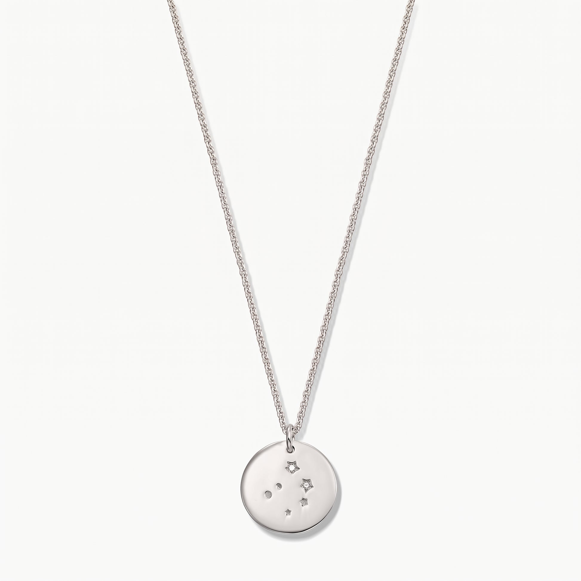 Collier médaillon du zodiaque Balance en argent sterling, rehaussé de saphirs blancs sur une chaîne délicate, photographié sur fond blanc.