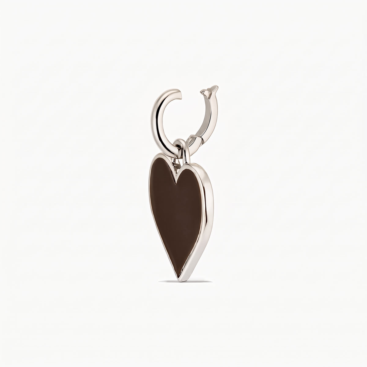 Pendentif cœur en argent sterling plaqué rhodium avec un centre brun brillant et une bélière en anneau, isolé sur fond blanc.