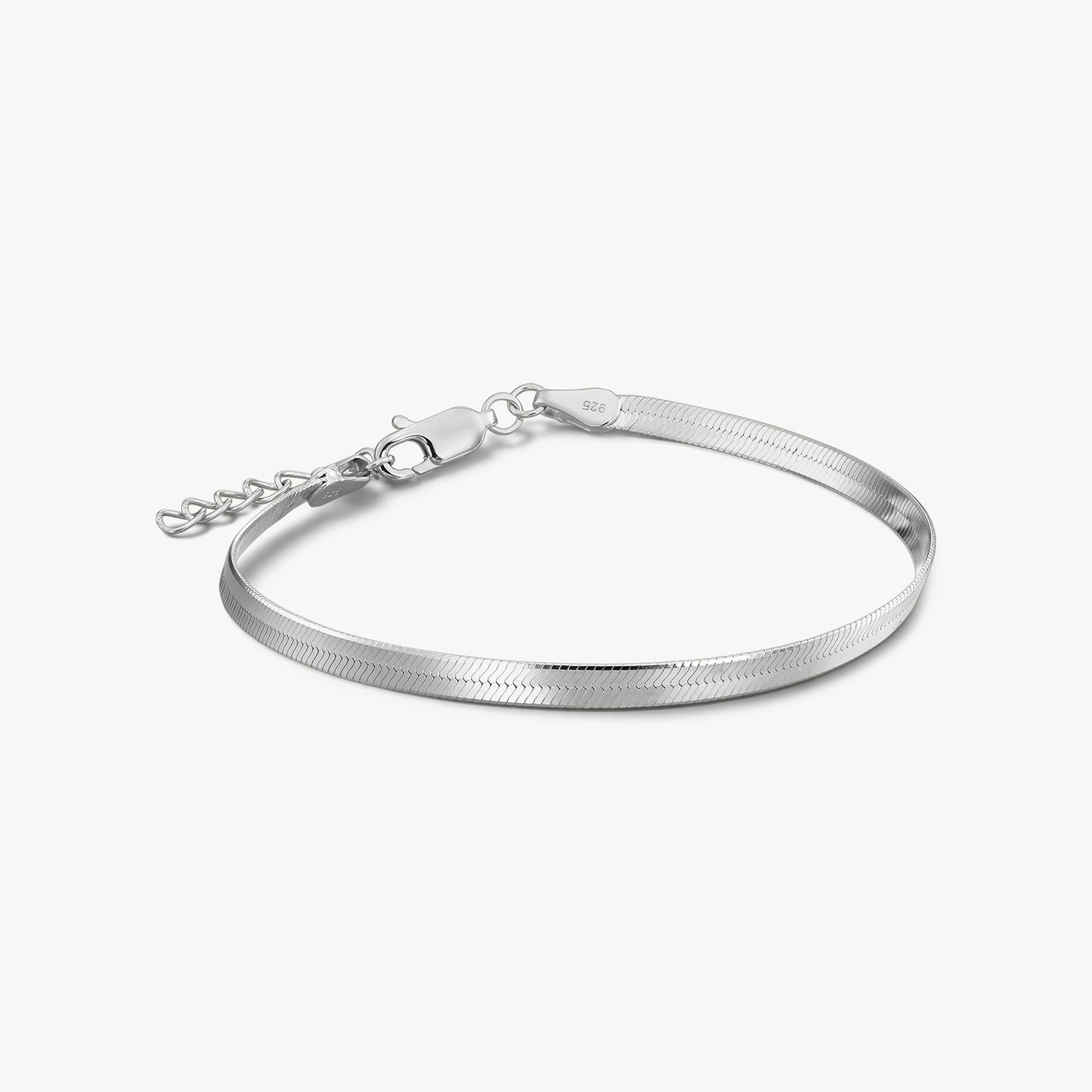 Bracelet en argent à maille chevrons avec chaînette d'extension réglable et fermoir mousqueton, présenté sur fond blanc.