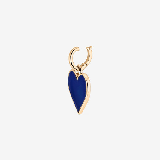 Pendentif cœur doré en argent avec un charme cœur bleu, photographié sur un fond blanc.
