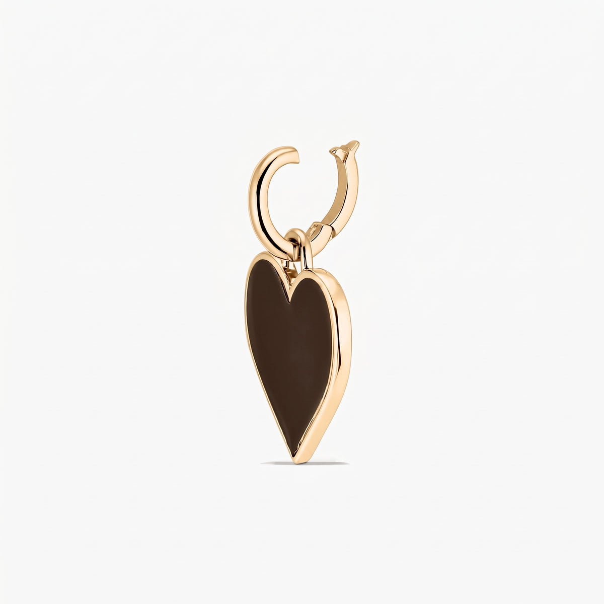 Pendentif en forme de cœur marron avec un cadre en métal poli et un anneau, isolé sur fond blanc.