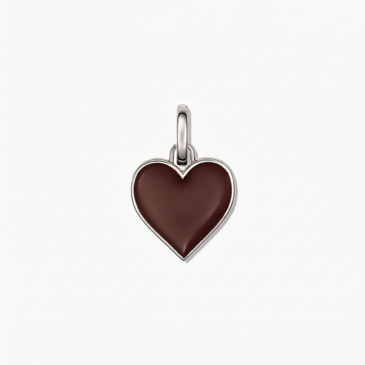 Pendentif cœur en argent sterling 925 plaqué rhodium avec un centre émaillé brun brillant, isolé sur fond blanc.