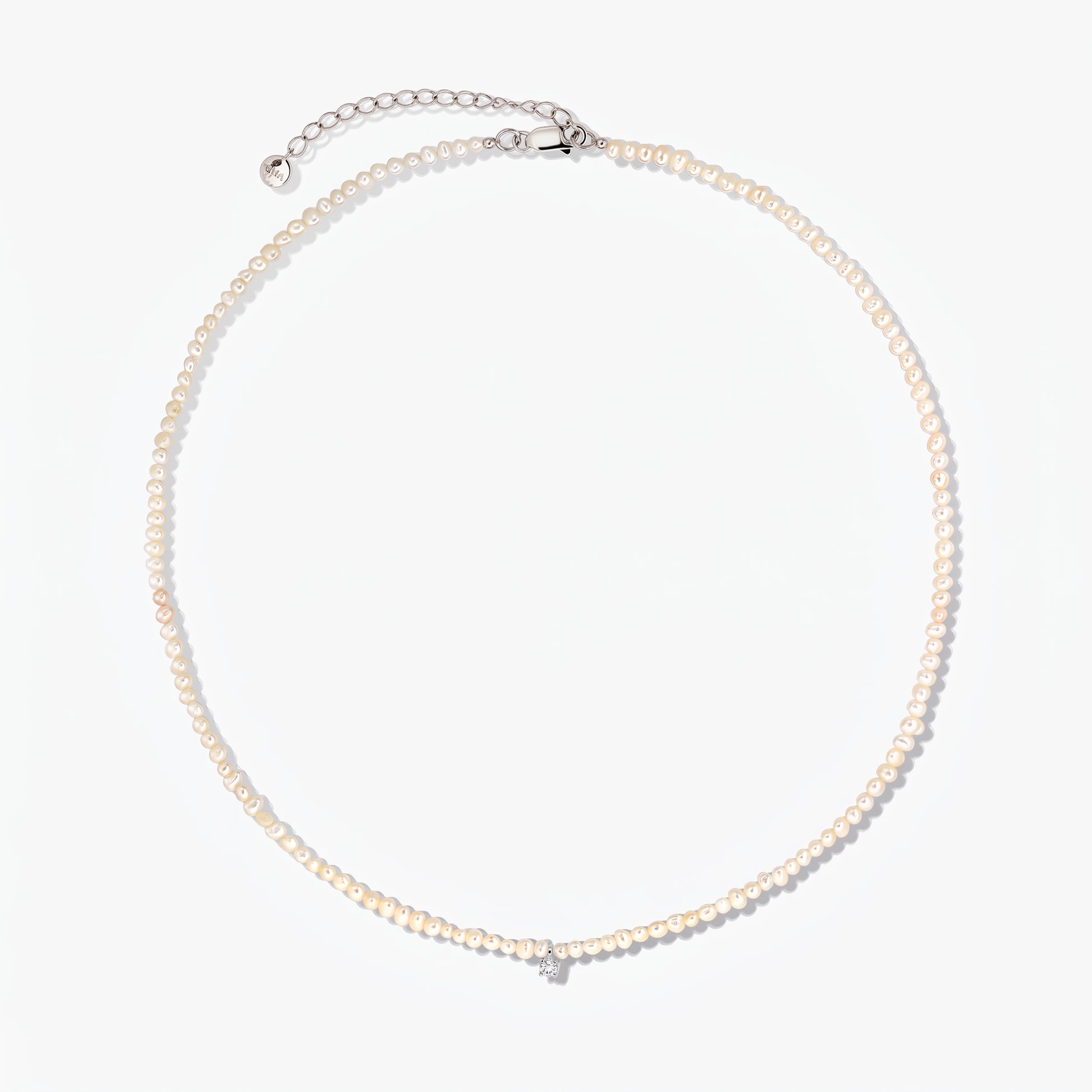 Élégant collier en argent Fairy avec de petites perles de culture et une chaîne d’extension réglable, photographié sur fond blanc.
