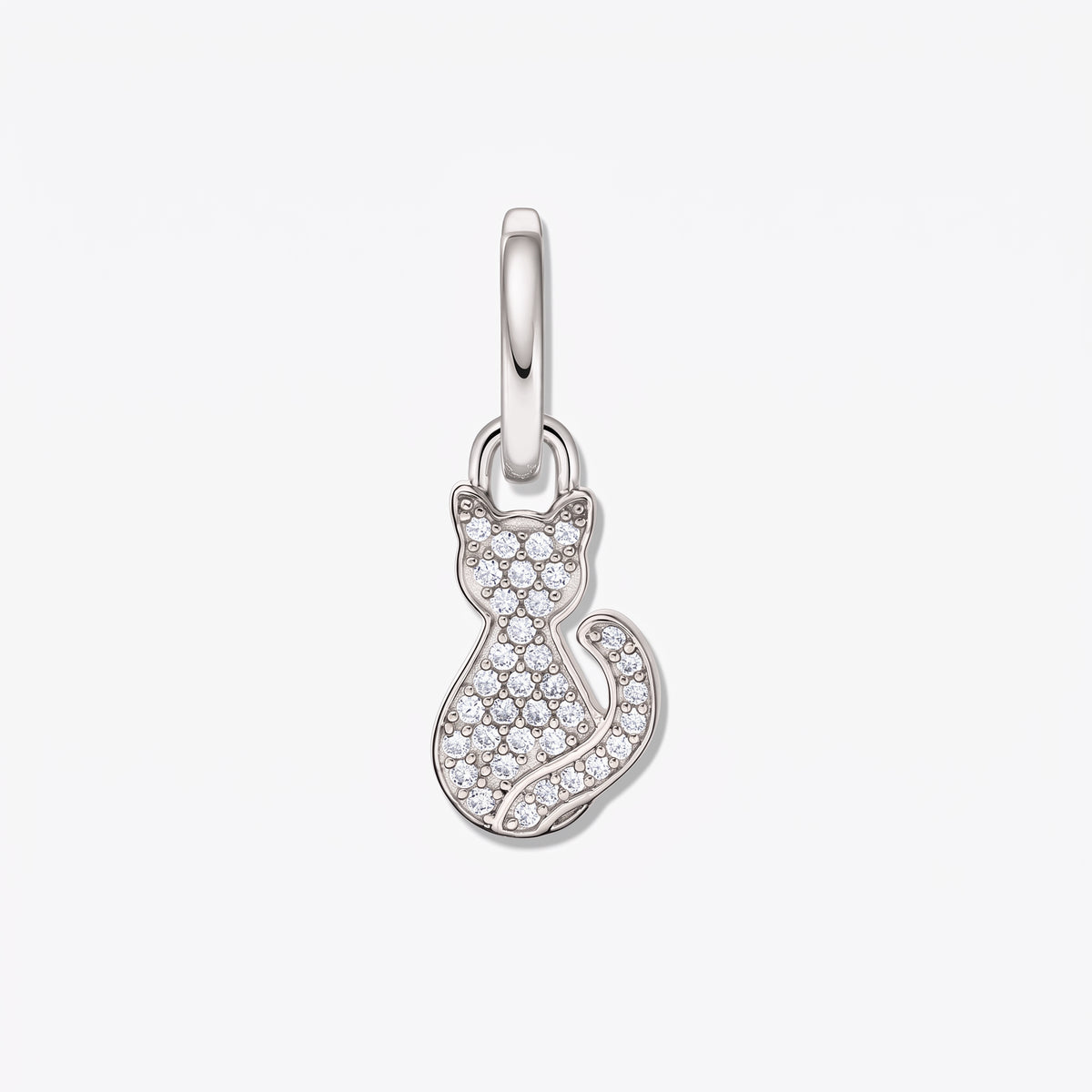 Pendentif en argent 925 plaqué rhodium en forme de chat, orné de zircones blanches pavées, photographié sur fond blanc.
