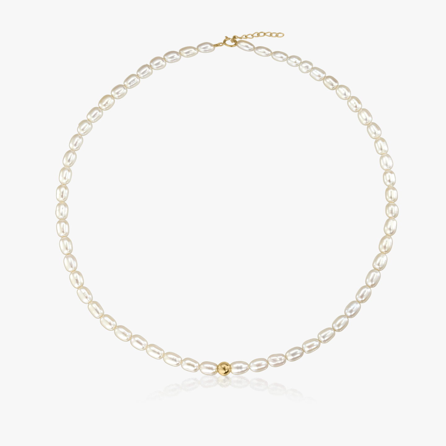 Élégant collier de perles avec fermoir en or sur fond blanc