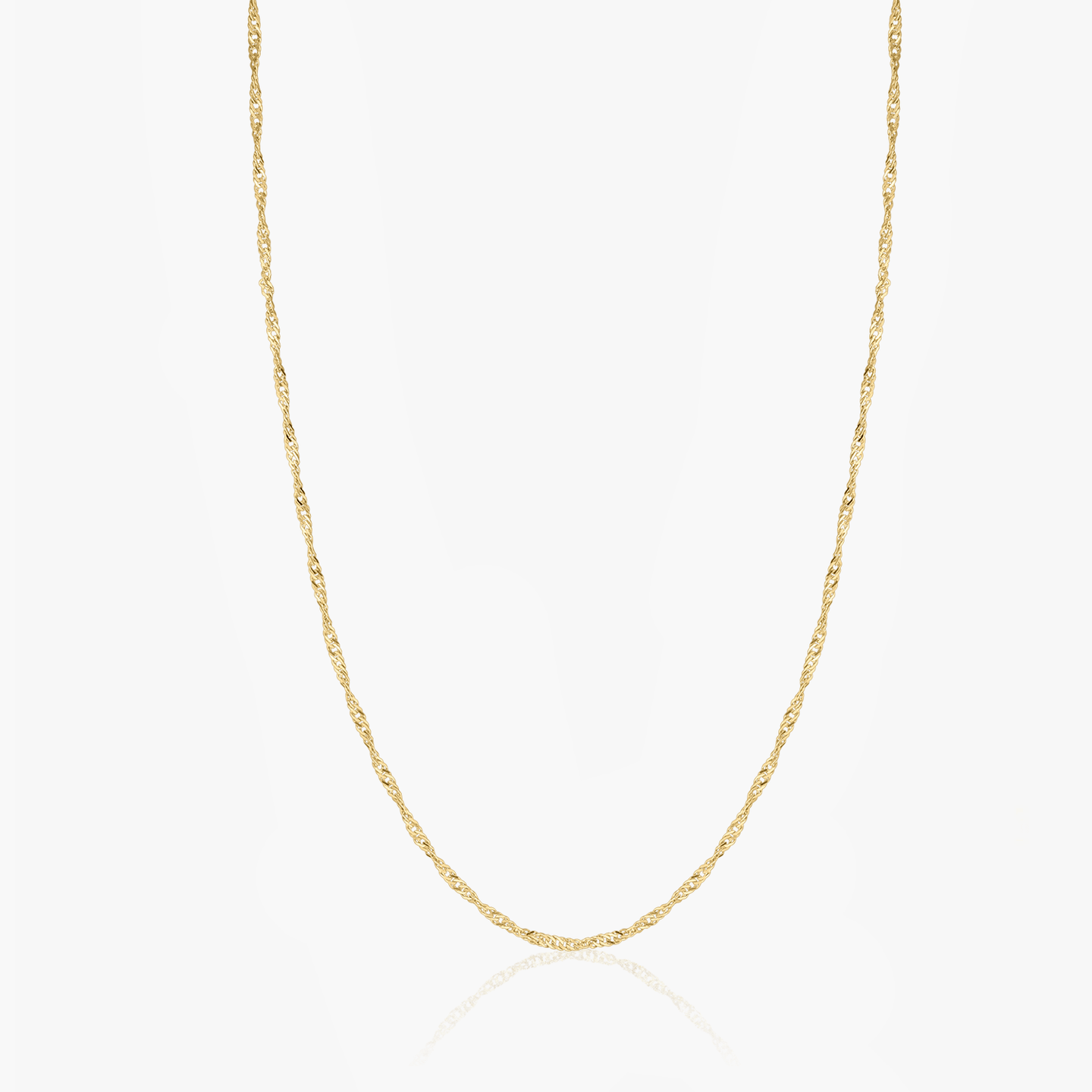 Chaîne en argent maille Singapour plaquée or sur fond blanc