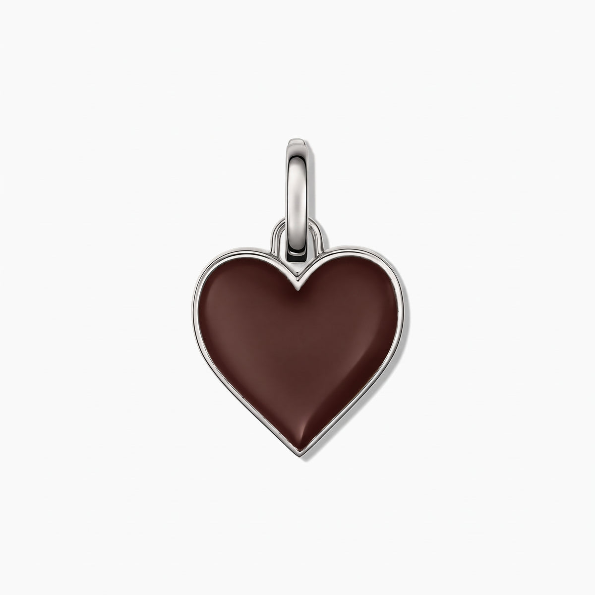 Pendentif cœur en argent sterling avec centre émail brun brillant sur fond blanc.