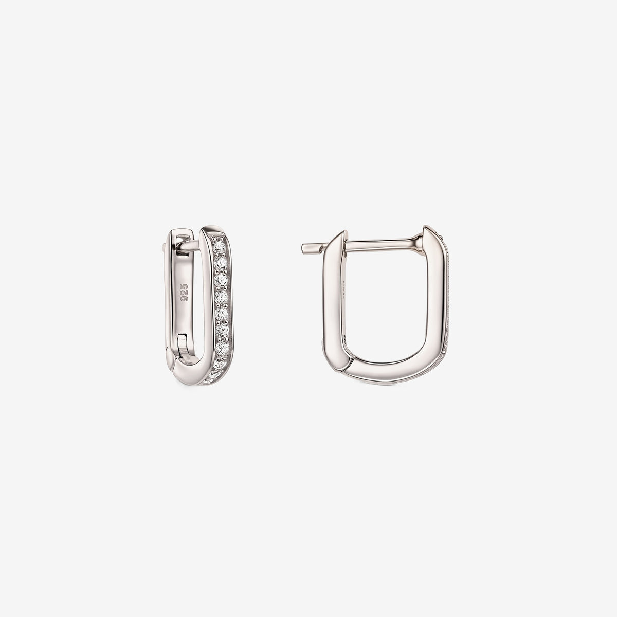 Paire de boucles d'oreilles créoles en argent sterling en forme de U avec pavé de zirconia clair, une ouverte pour montrer le fermoir à charnière, isolée sur fond blanc.