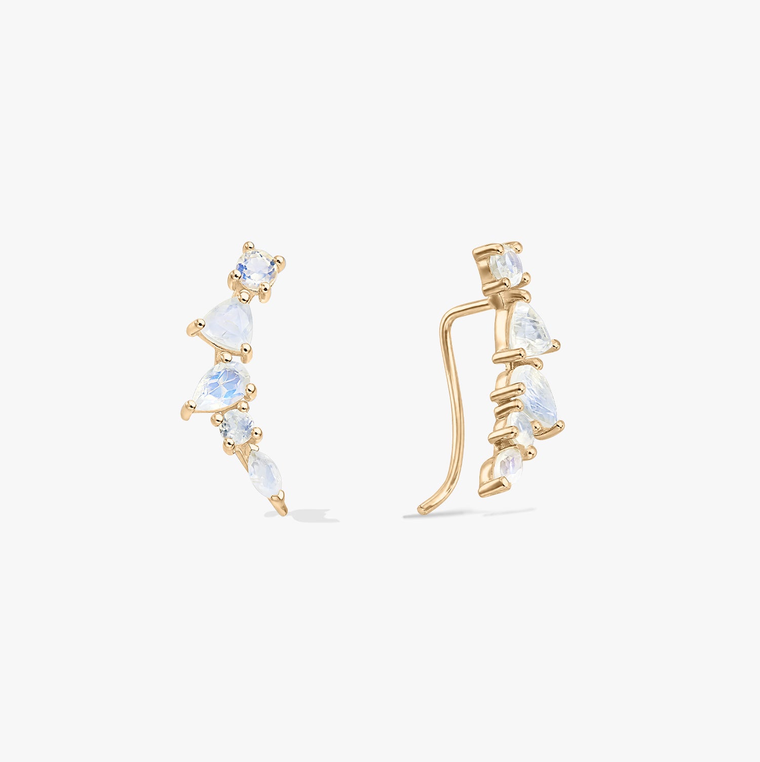 Paire de boucles d’oreilles grimpantes type manchette en argent 925 ton or avec pierres de lune, sur fond blanc, vues de face et de côté, pierres à tailles mixtes.