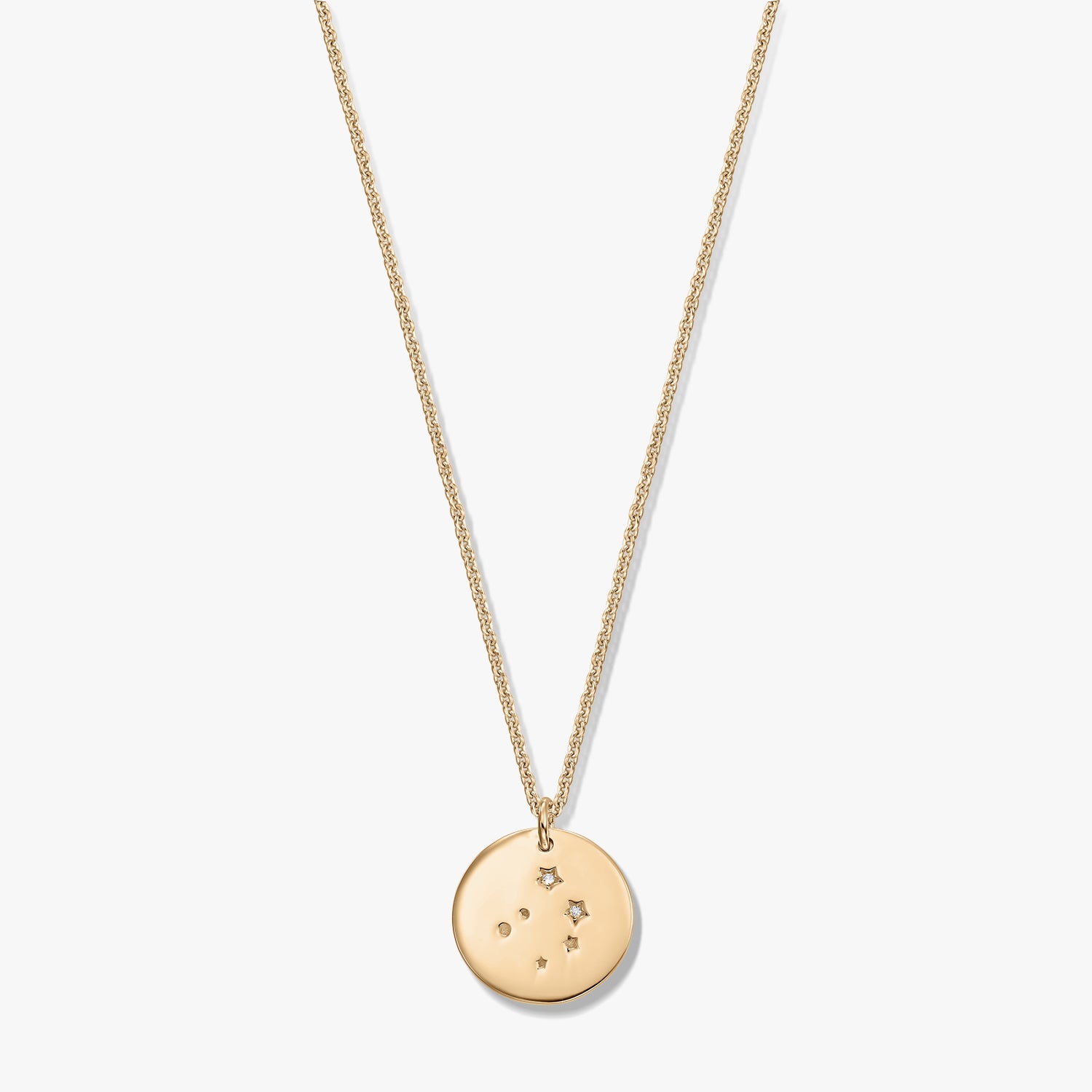 Pendentif disque constellation de la Balance doré sur chaîne fine, photographié sur fond blanc.