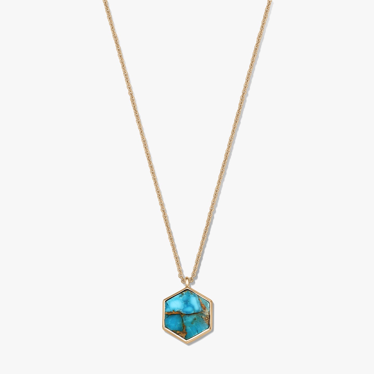 Collier en argent sterling plaqué or avec pendentif hexagonal en cuivre bleu turquoise sur fond blanc.
