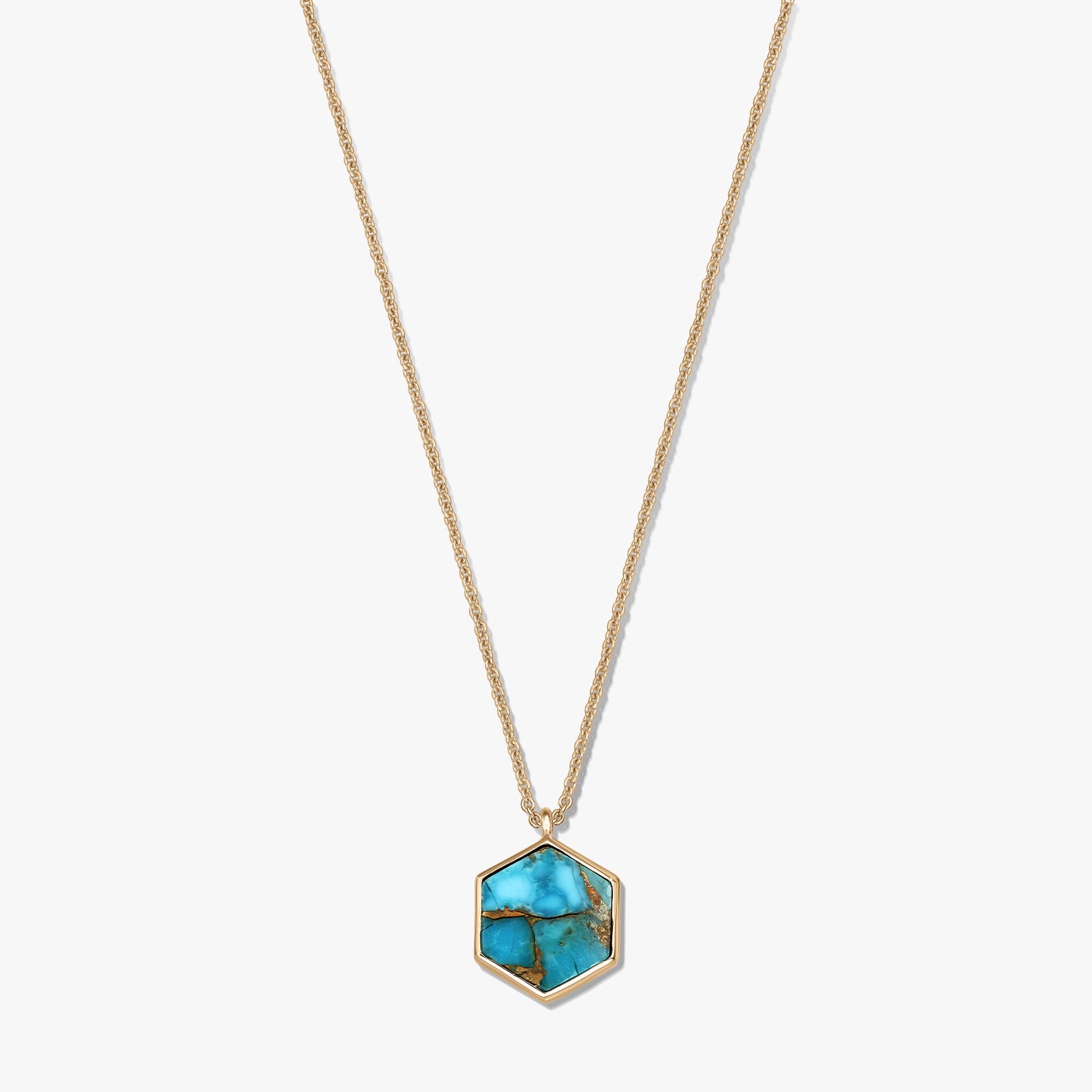 Collier en argent sterling plaqué or avec pendentif hexagonal en cuivre bleu turquoise sur fond blanc.
