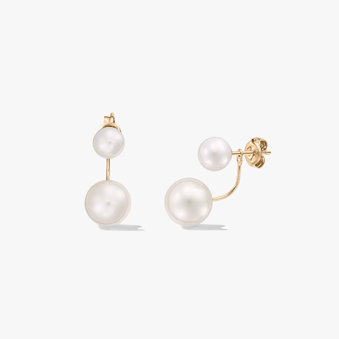 Image produit carrée de boucles d'oreilles puces ear-jacket à double perle en or jaune 18K avec perles blanches naturelles, sur fond blanc.