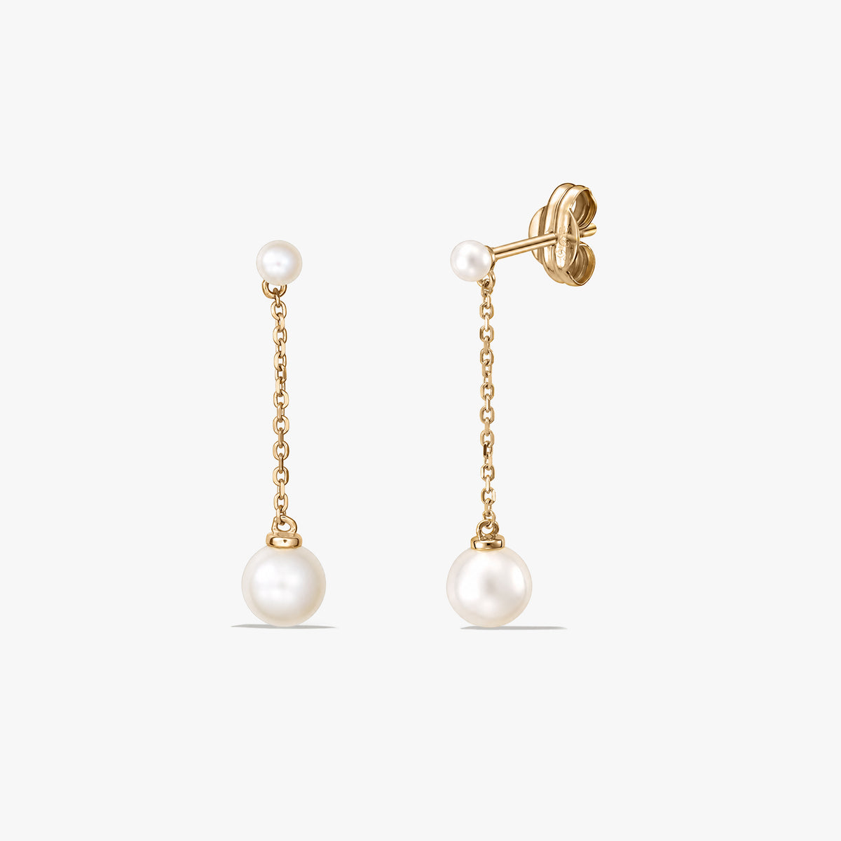 Paire de boucles d'oreilles pendantes à chaîne en or avec des perles de culture, sur fond blanc.