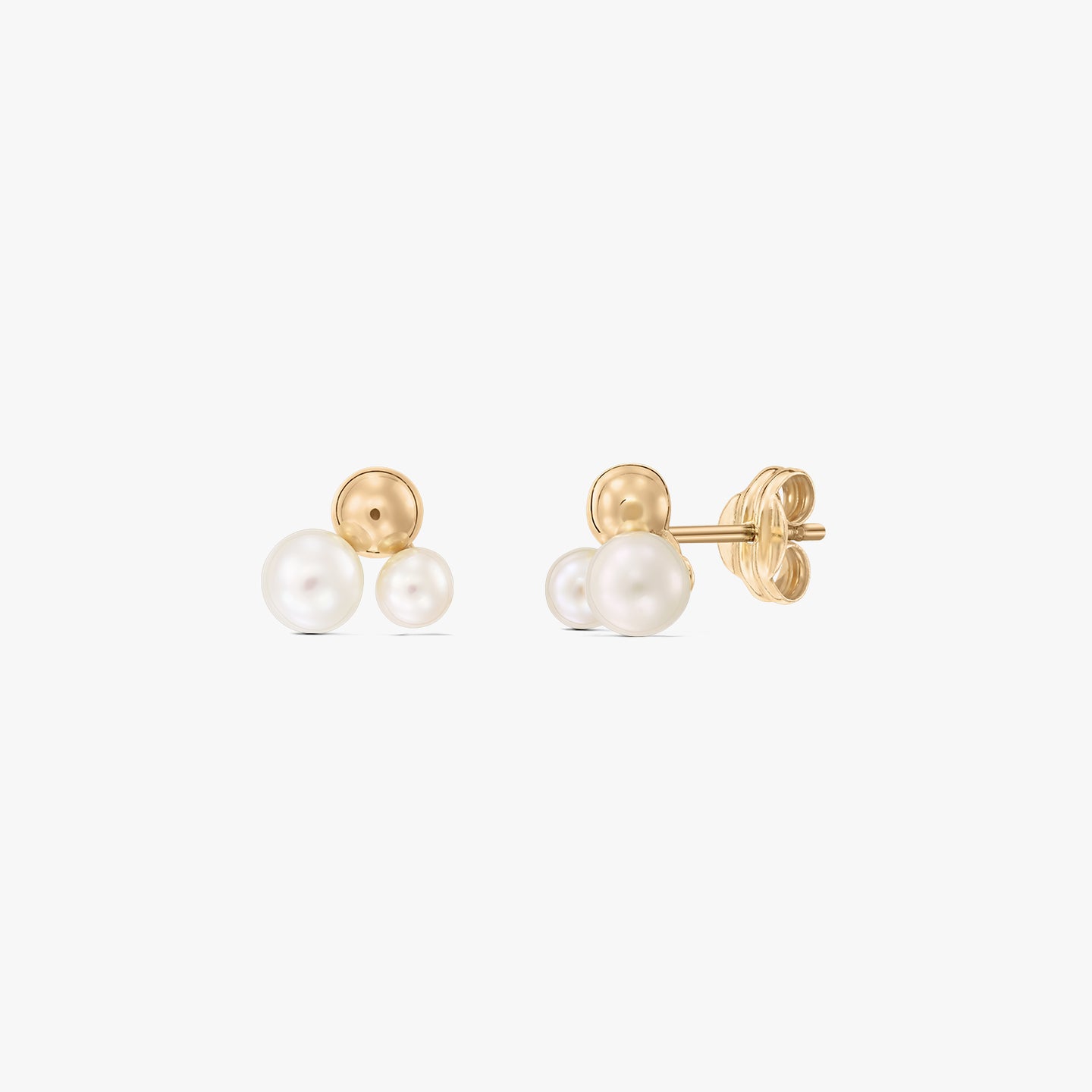 Paire de puces d’oreilles en or jaune 14K à double perle avec fermoirs papillon, sur fond blanc.