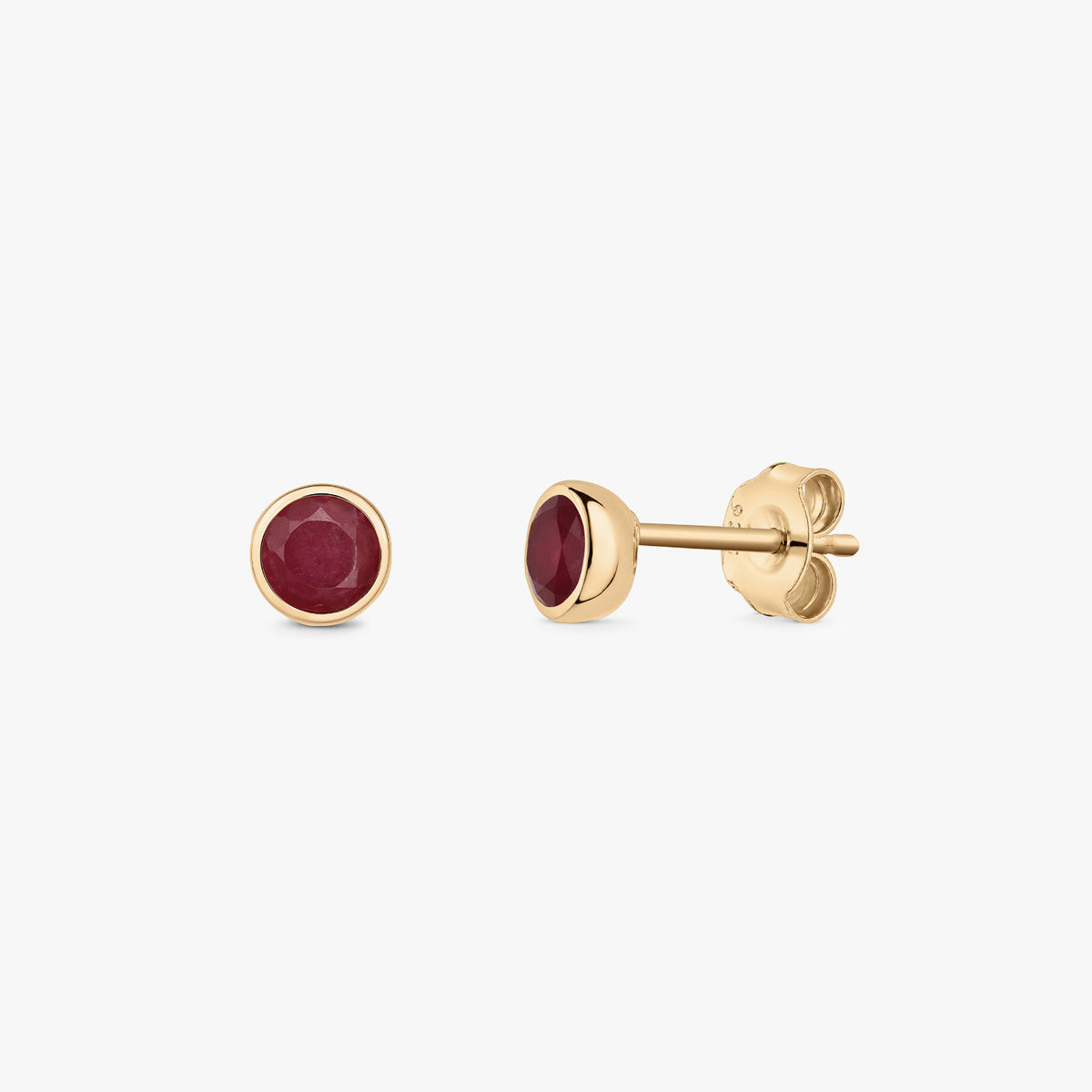 Paire de boucles d'oreilles clous en argent avec rubis, pierre de naissance, monture ronde, sur fond blanc.