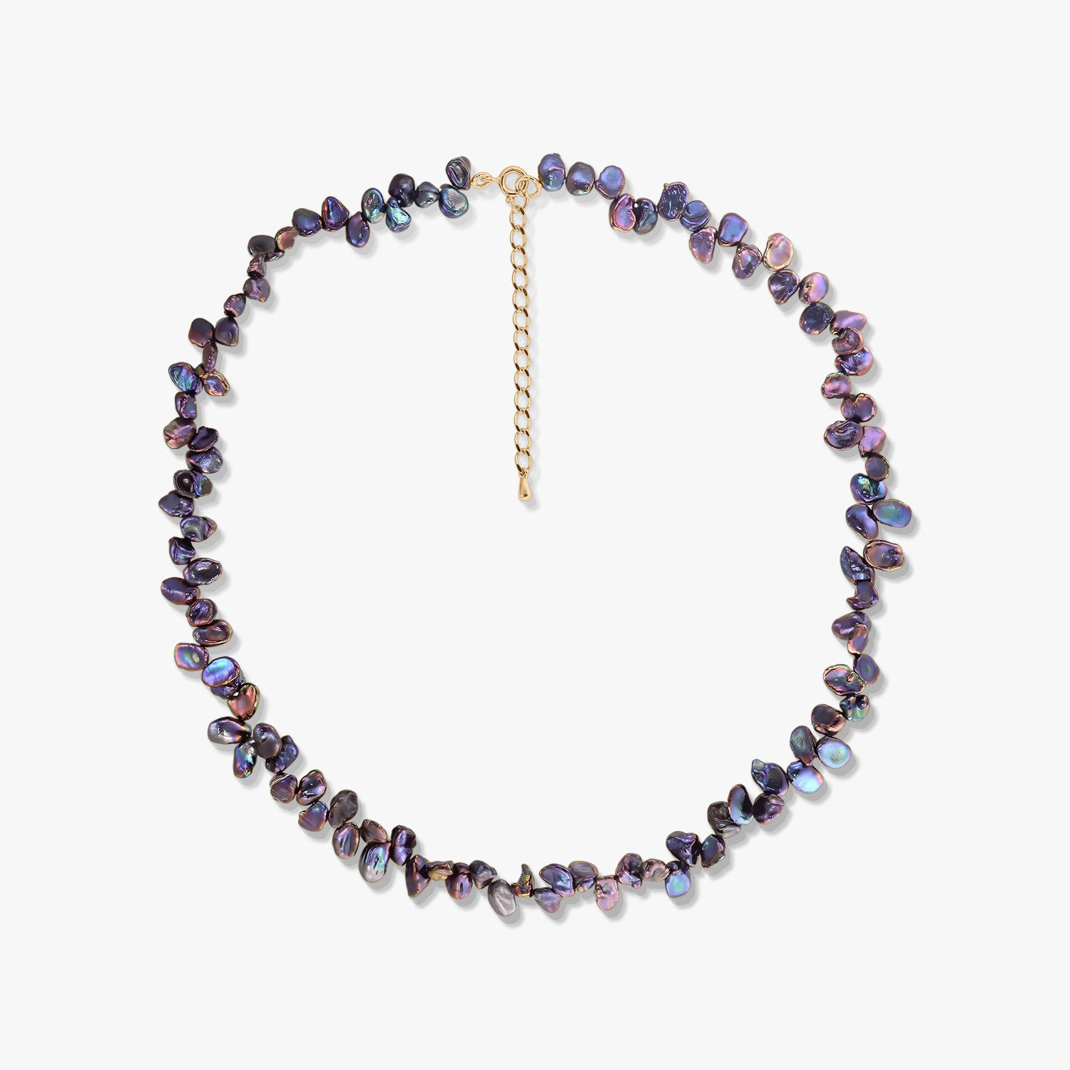 Collier en argent Golden Mini Lulu avec des perles keshi noires et une chaîne d’extension plaquée or sur fond blanc.