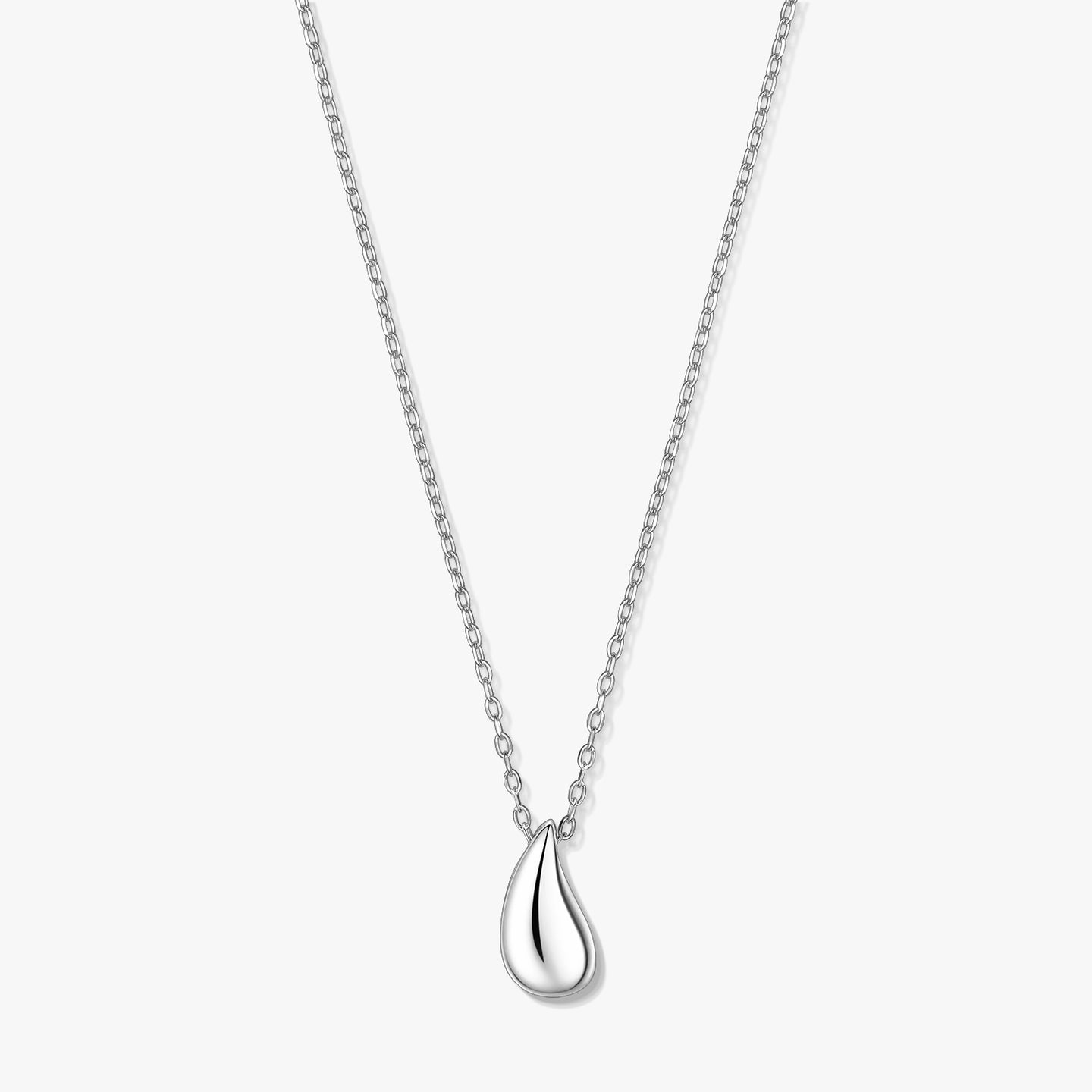 Collier à pendentif goutte d’eau en argent sur chaîne fine, photographié sur fond blanc.