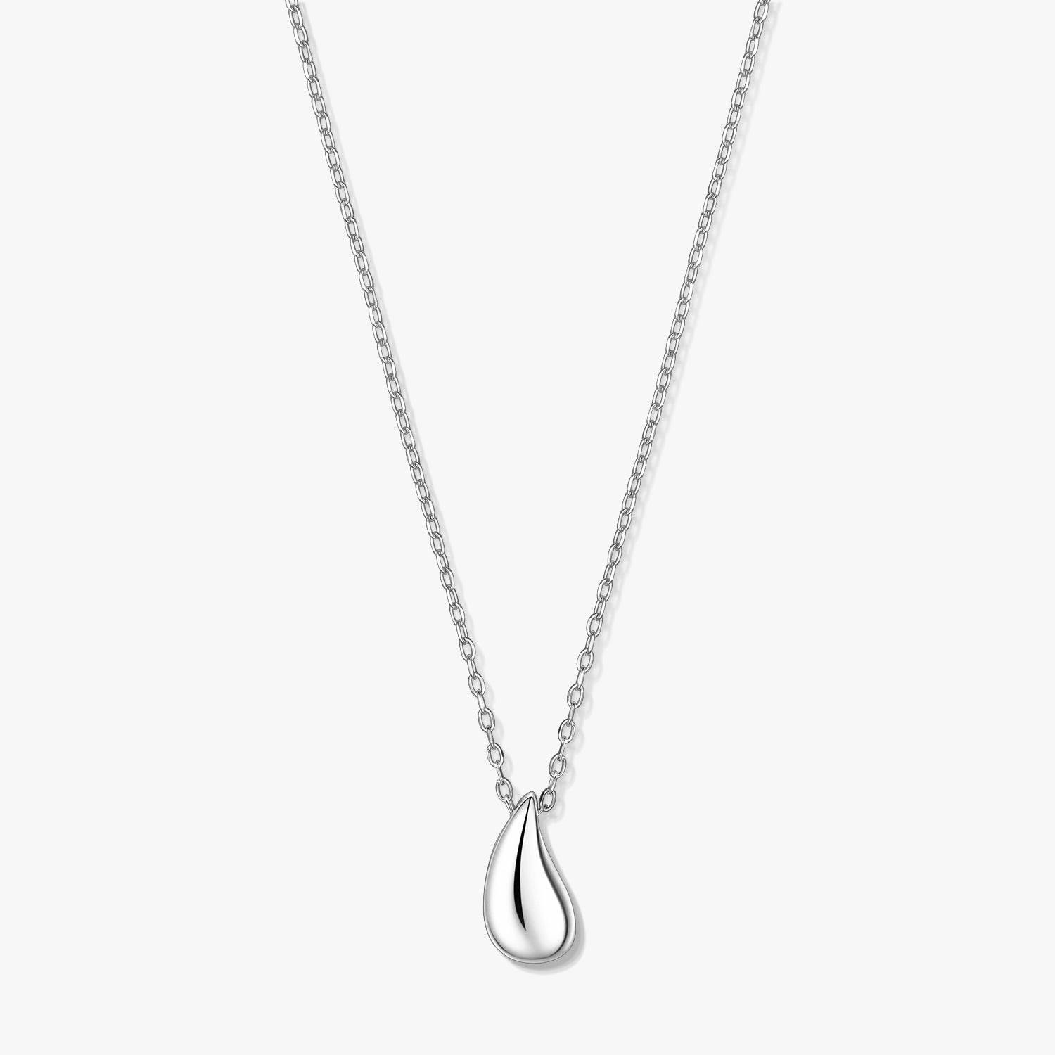 Collier à pendentif goutte d’eau en argent sur chaîne fine, photographié sur fond blanc.