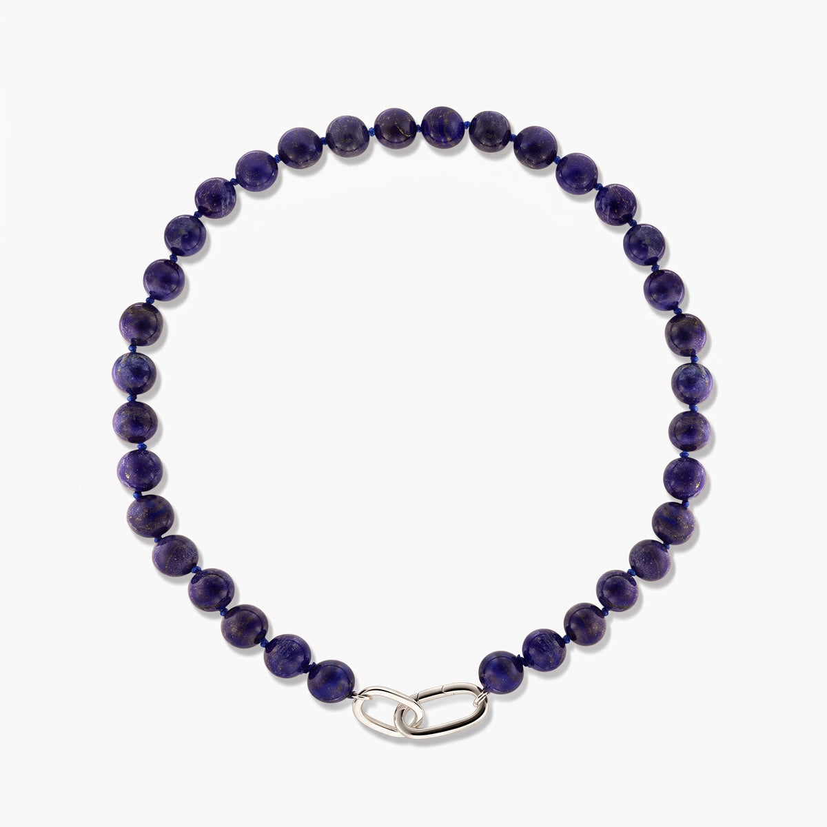 Photo carrée en studio du collier Mareille en argent avec des perles rondes de lapis-lazuli et un fermoir à maillons en argent poli sur fond blanc.