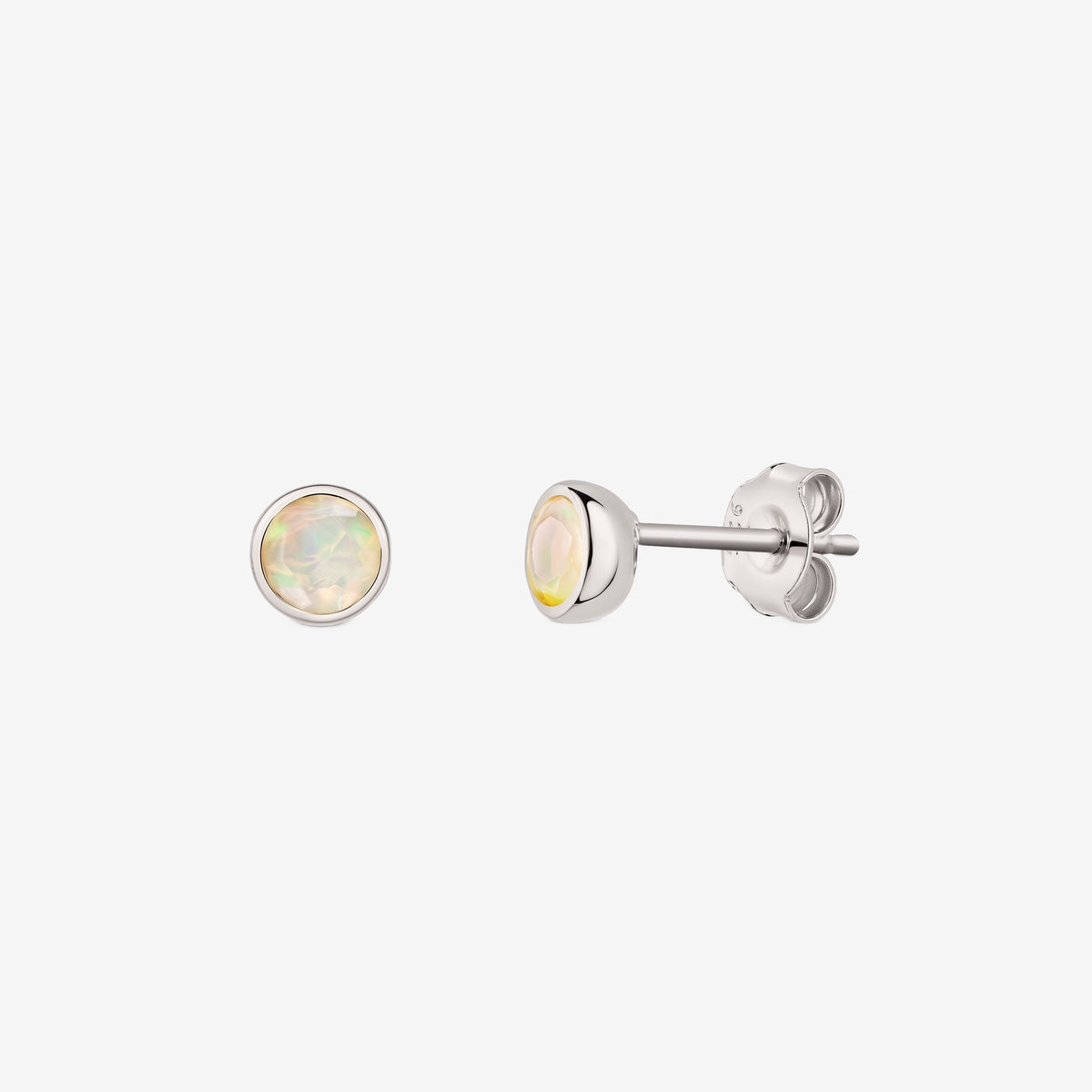 Paire de boucles d'oreilles puces en argent sterling 925 avec pierre de naissance d'octobre opale ronde sertie en chaton ; une vue de face et une vue de côté avec fermoir papillon sur fond blanc.
