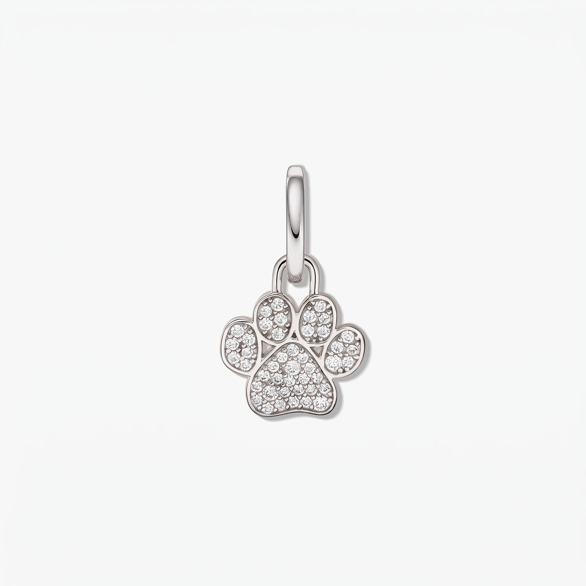 Pendentif en argent sterling en forme d'empreinte de patte serti de zirconium cubique blanc sur une bélière polie, isolé sur fond blanc.